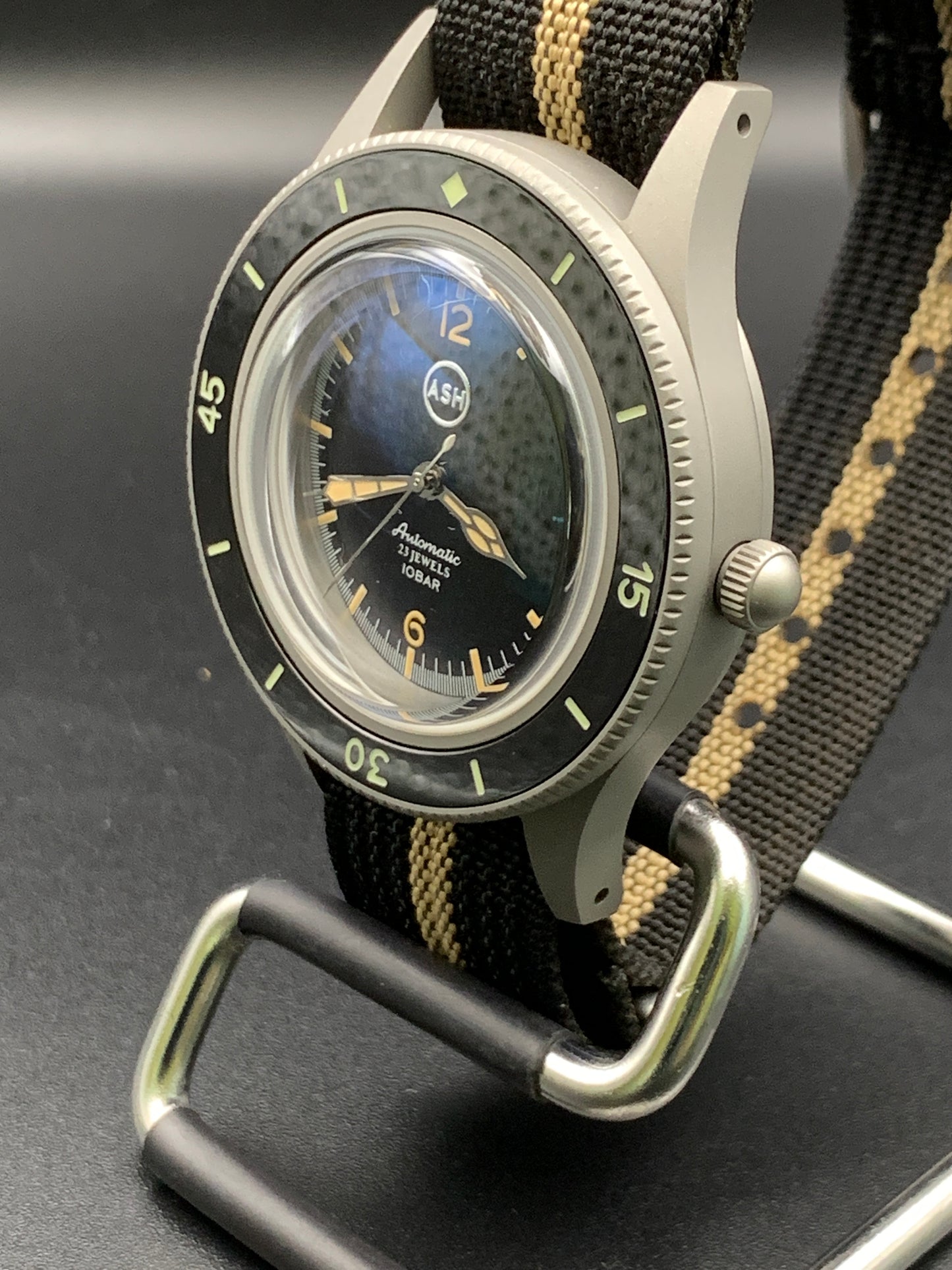 Classic 40mm dive watch.