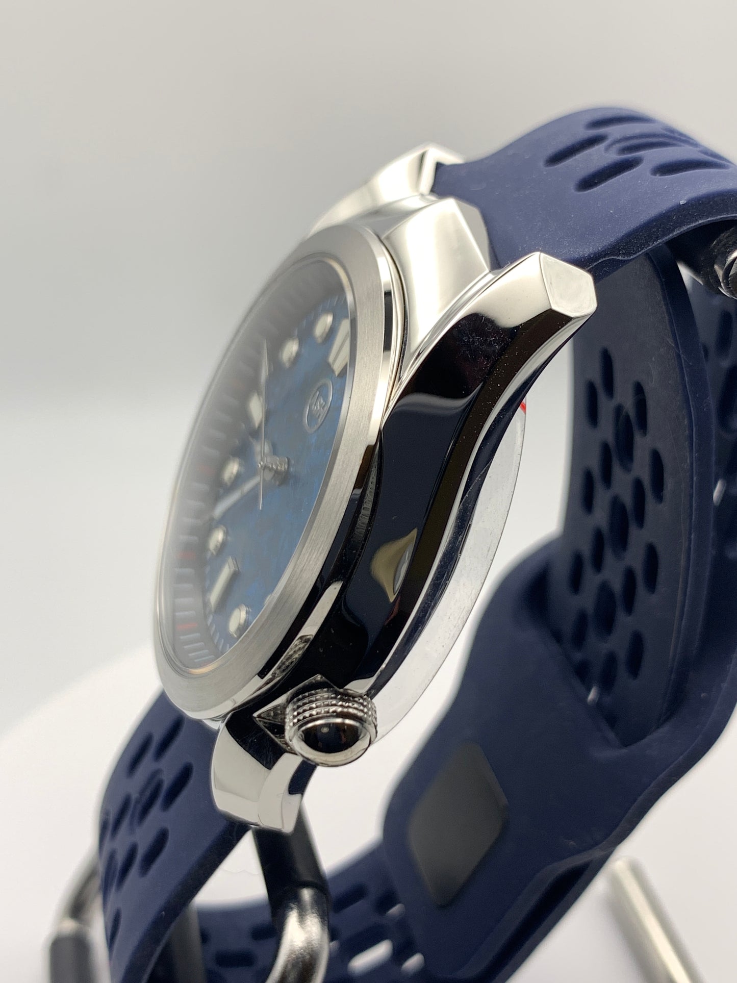 Miles. 39mm Stainless Steel case. AR coated sapphire crystal. Crystal titanium dial. Seiko NH35 automatic.