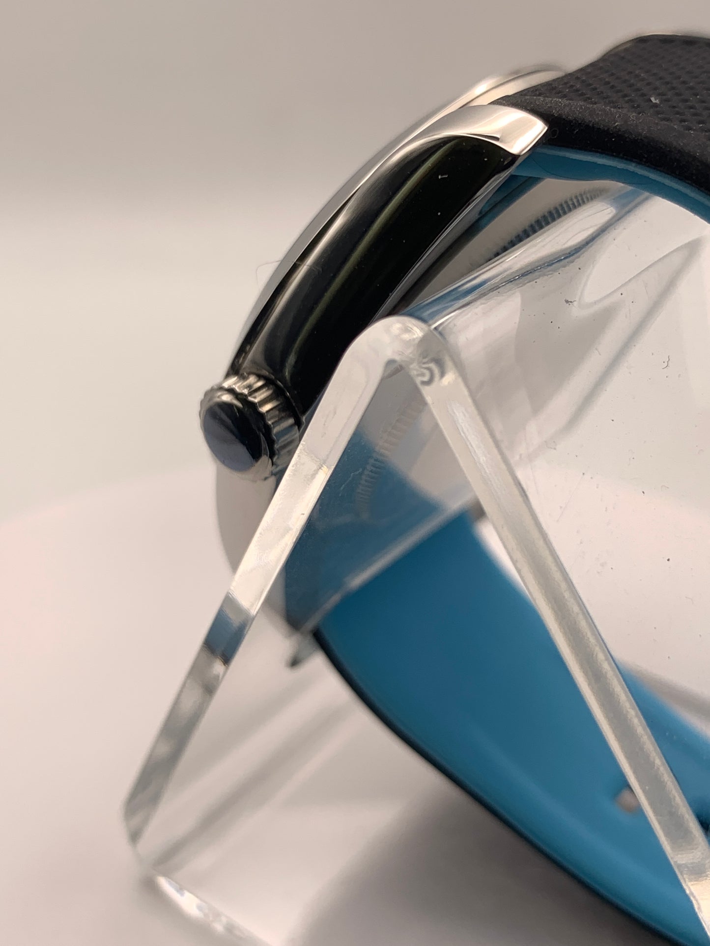 Frostbyte. 39mm stainless steel. Textured dial with blued handset. Sapphire crystal. Seiko NH35.