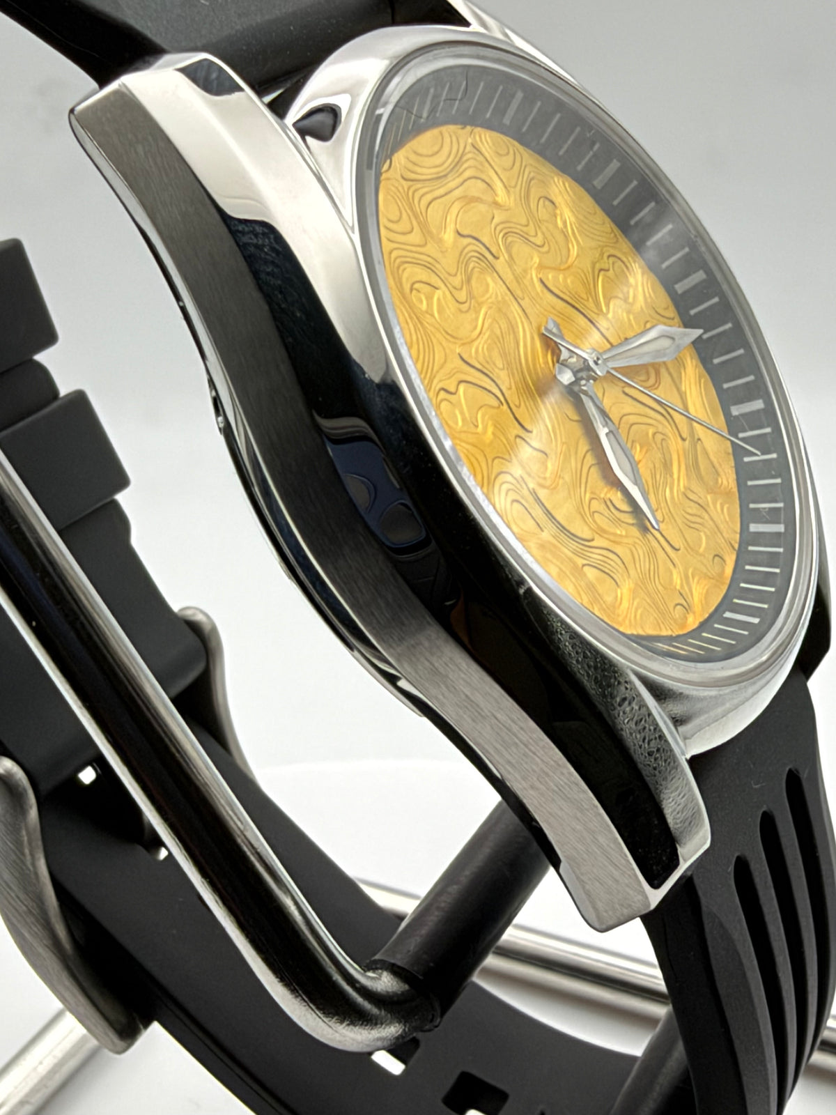 Goldfinger. 40mm stainless steel case. Sapphire crystal. Seiko NH35.