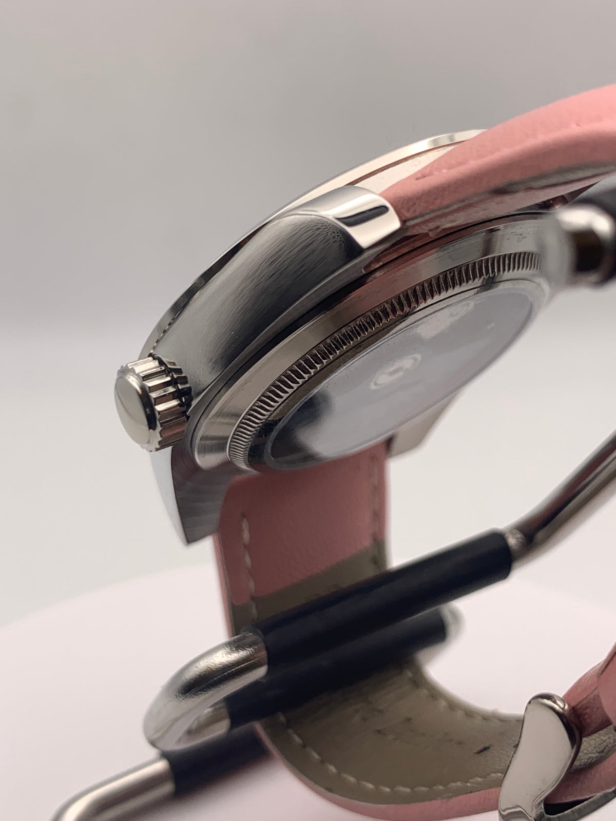 Versailles 1.2 - 39mm Stainless steel case with red gasket. Sapphire crystal. Exhibition case back. Seiko NH38 with blue rotor.