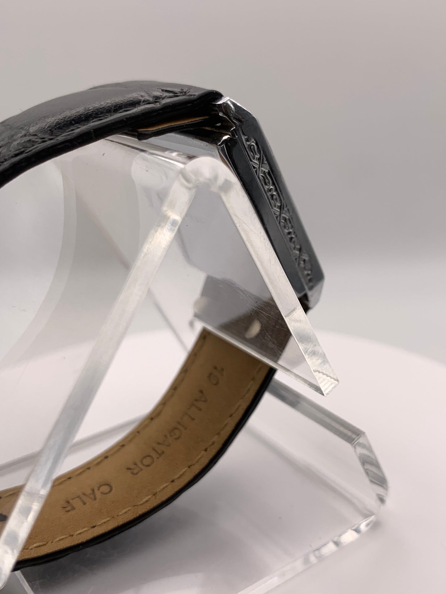 Feather.  Heavy patina vintage hinged brass case. 25 x 33mm. Beautiful figured vintage dial. Acrylic crystal. Miyota 2036 quartz movement.