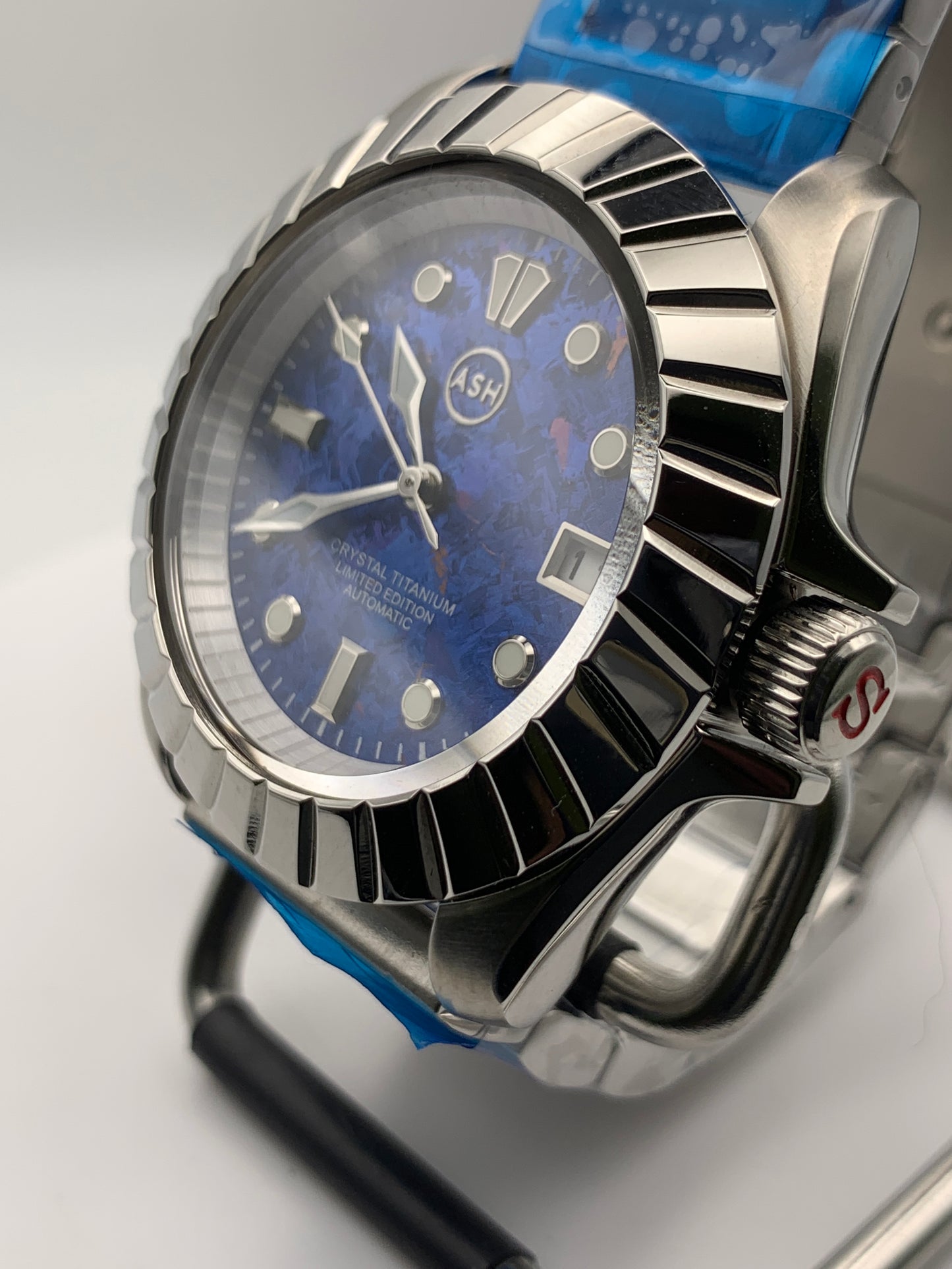 Mariana. 41mm Stainless Steel.  Sapphire crystal. Crystal titanium dial. Seiko NH35.