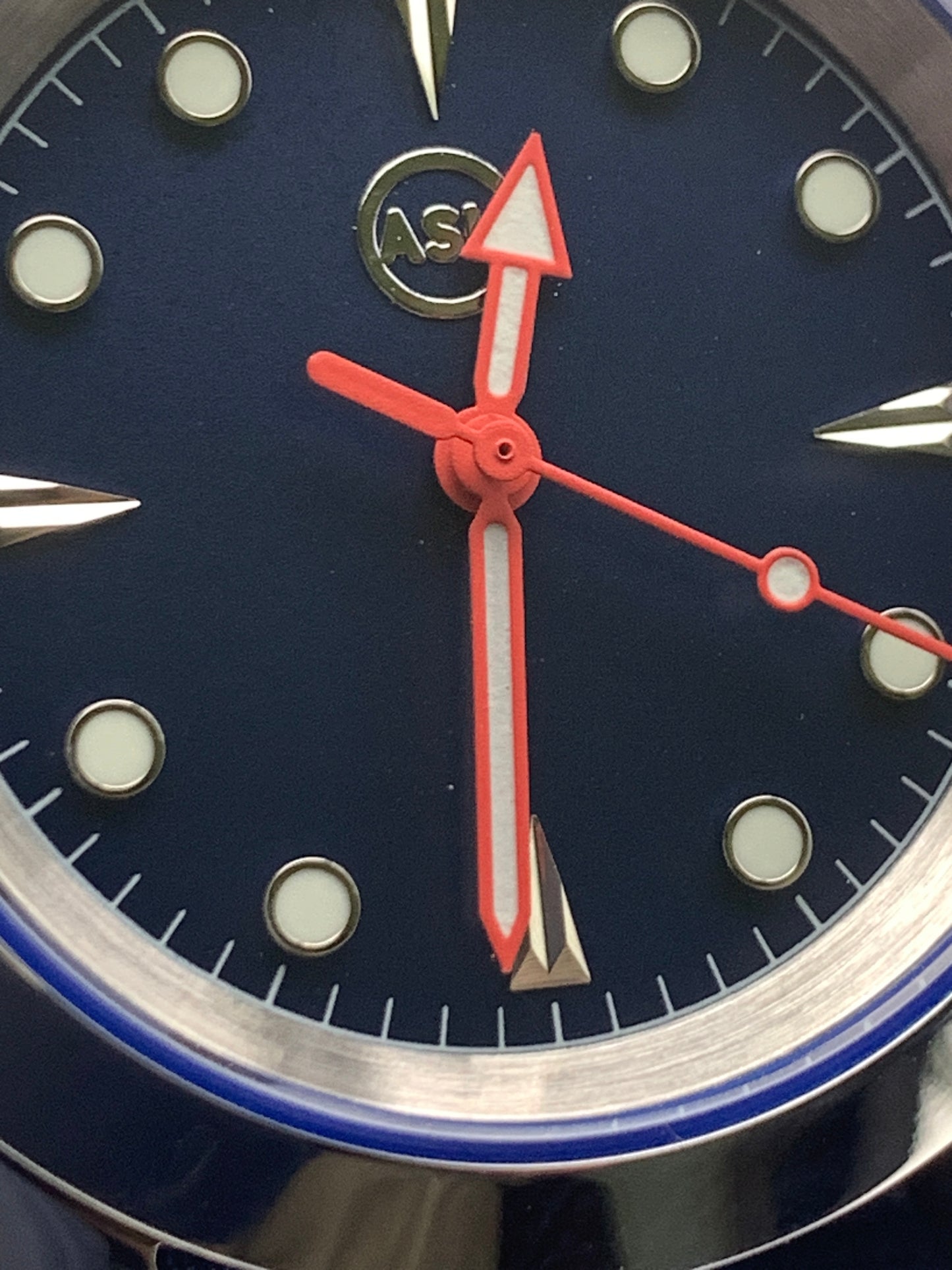 Vanguard - 39mm stainless steel case. Sapphire crystal. Seiko NH38.