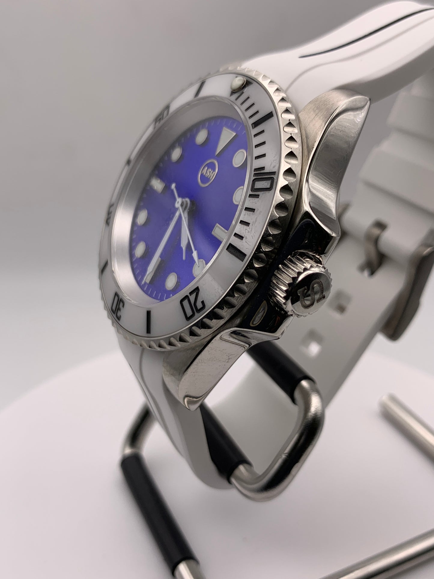 Bumbles Bounce. 41mm stainless steel case. Sapphire crystal. Seiko NH38.
