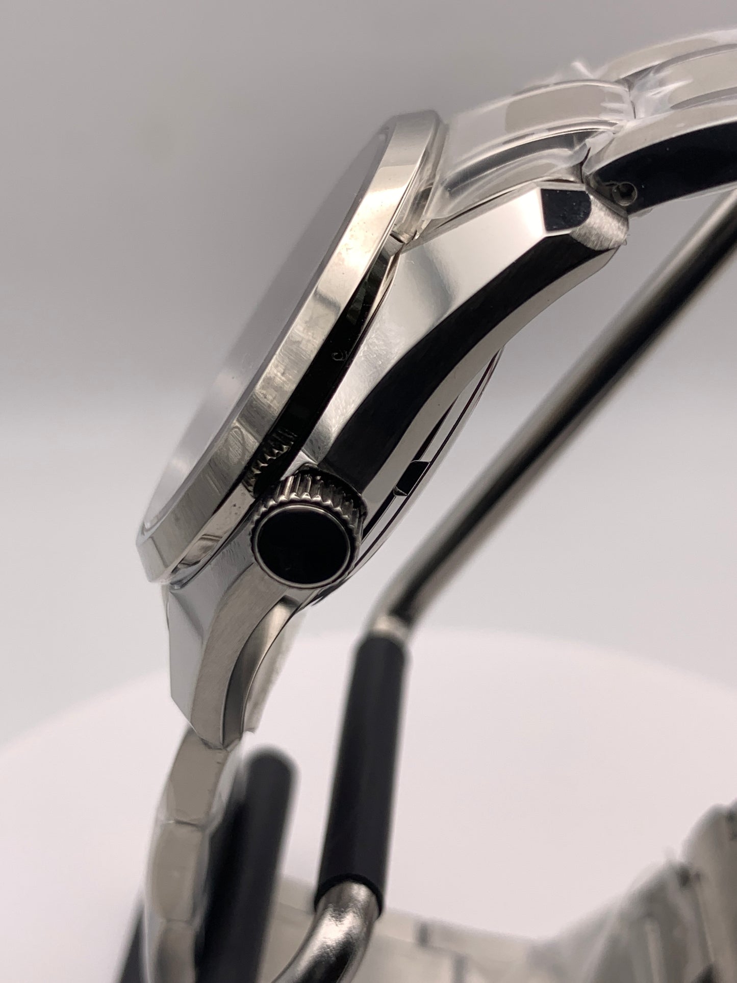 Violet II - 36mm Stainless steel case with matching bracelet. Unique dial. Sapphire crystal. Seiko NH35 automatic.