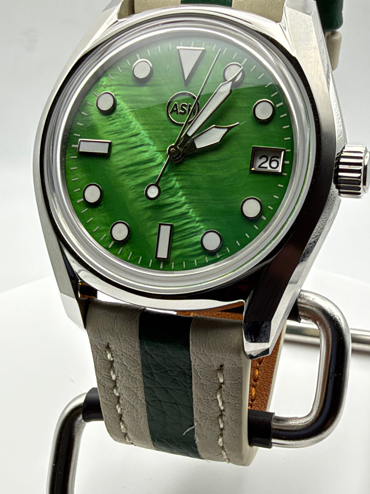 Andy 1.4 - 38mm Stainless steel. Double dome sapphire. Green MOP dial. Seiko NH35.