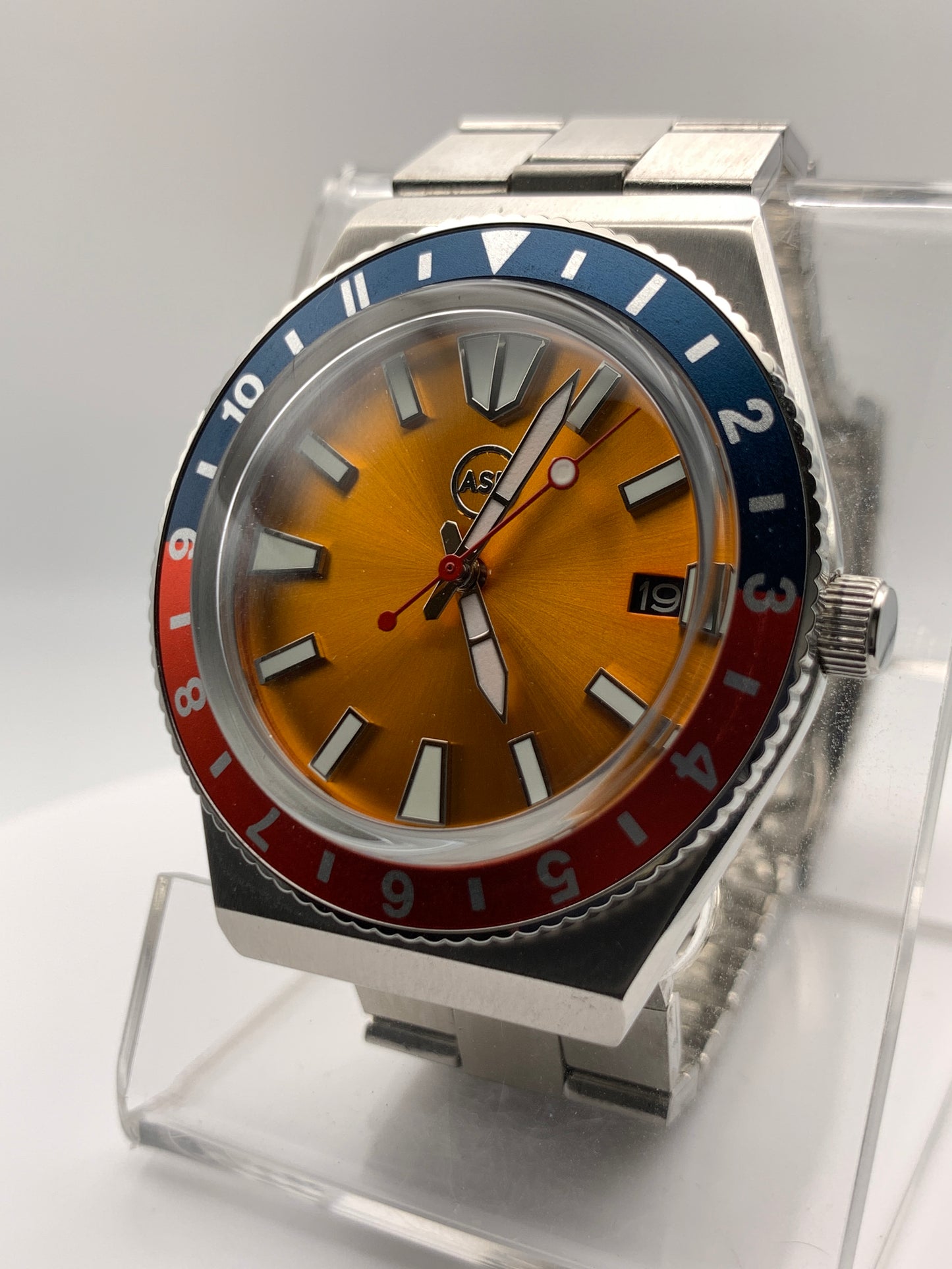 Poguelite. 37mm Stainless steel case. Acrylic domed crystal. Seiko NH35 with black date wheel. NOS vintage bracelet.