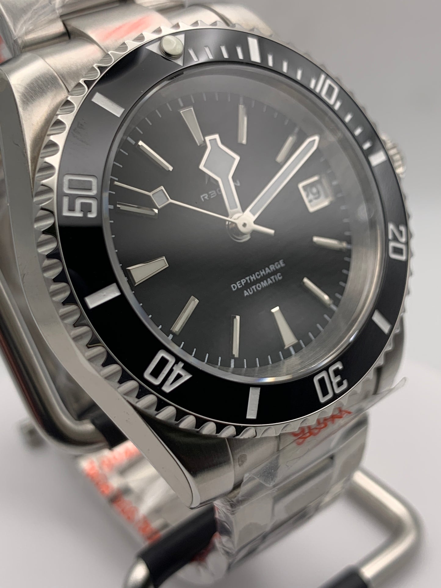 R3CON Collection. Custom black dial watch. 40.5mm stainless steel case. Sapphire crystal. Seiko NH35.