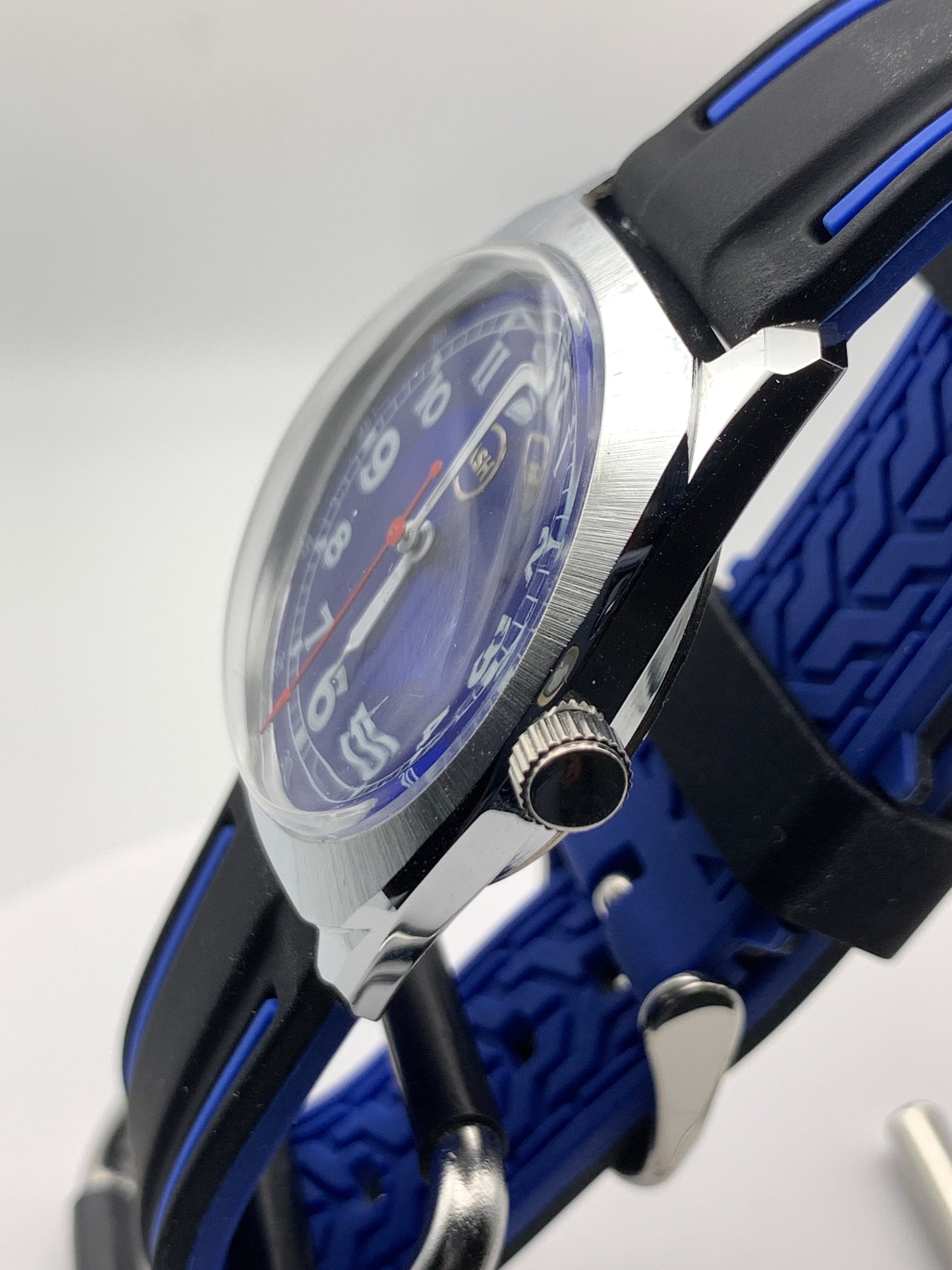 Drew 1.2- 35mm NOS brass and stainless steel Gruen case. Domed acrylic crystal. Seiko VH31 Mecha-quartz.