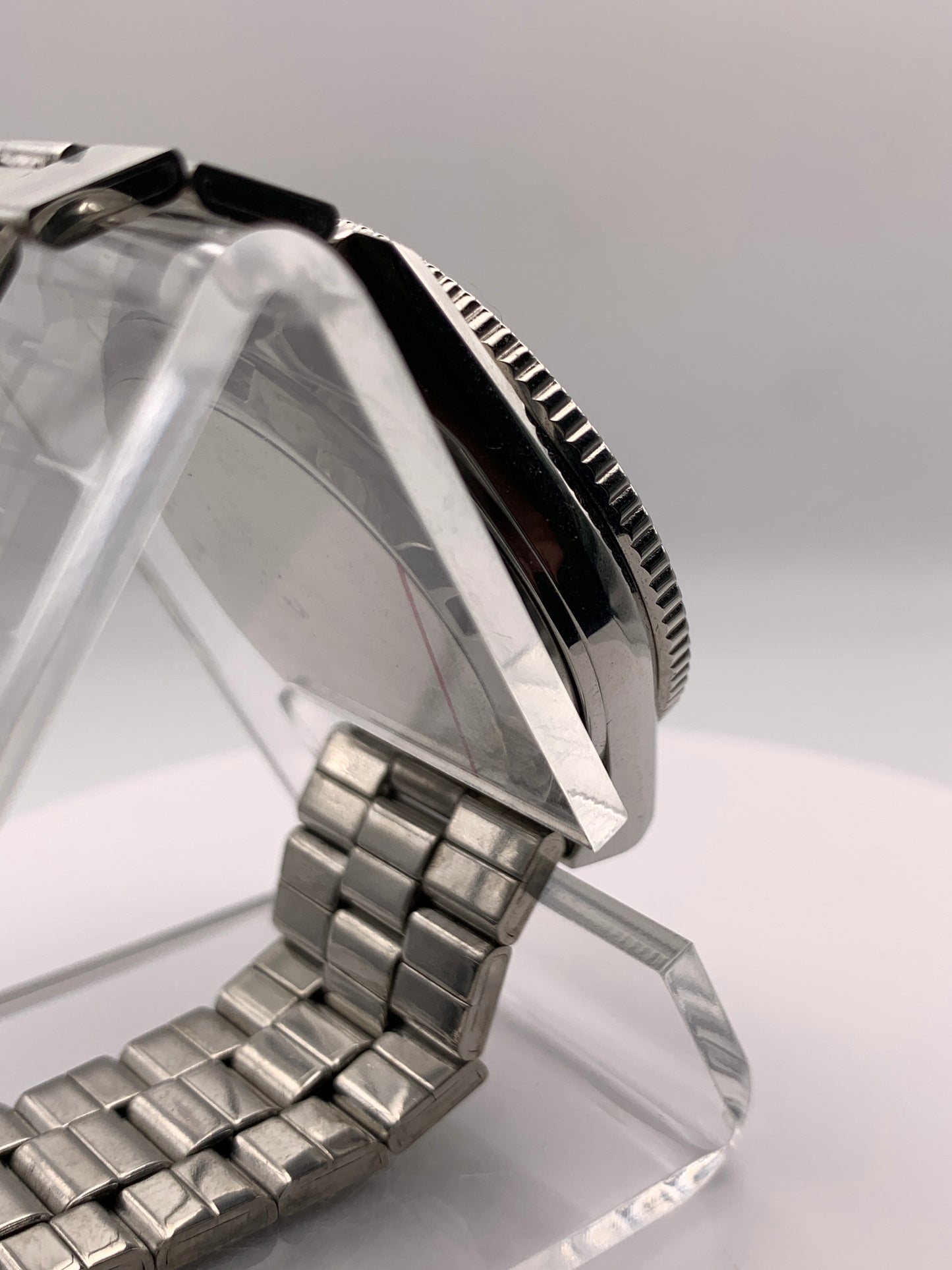 Poguelite. 37mm Stainless steel case. Acrylic domed crystal. Seiko NH35 with black date wheel. NOS vintage bracelet.