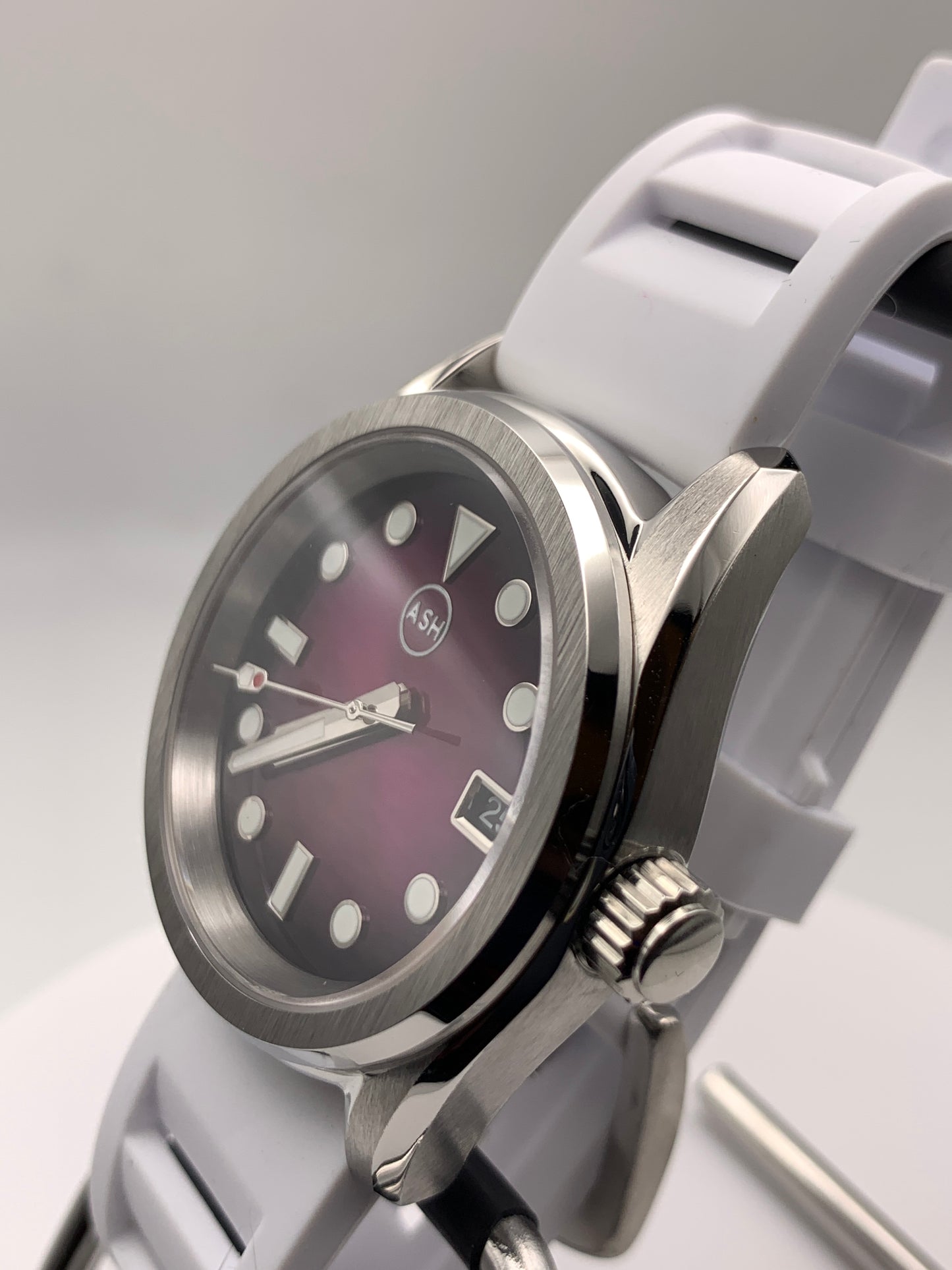 Lydia. Purpleburst dial. 38mm Stainless steel case. Sapphire crystal. Exhibition case back. NH35 automatic movement.