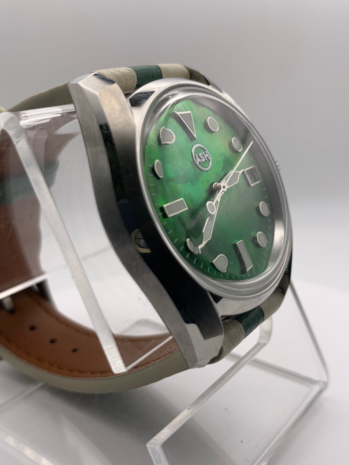 Andy II. 38mm Stainless steel. Double dome sapphire. Green MOP dial. Seiko NH35.