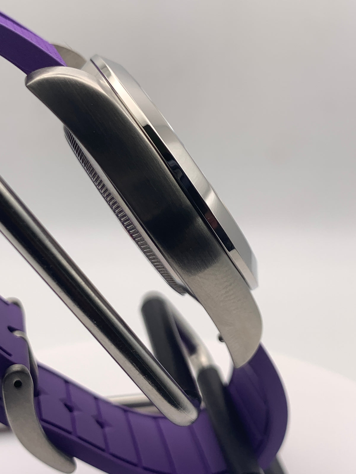 Particle Accelerator. 39mm stainless steel case. Sapphire crystal. Seiko NH35 with black date wheel.