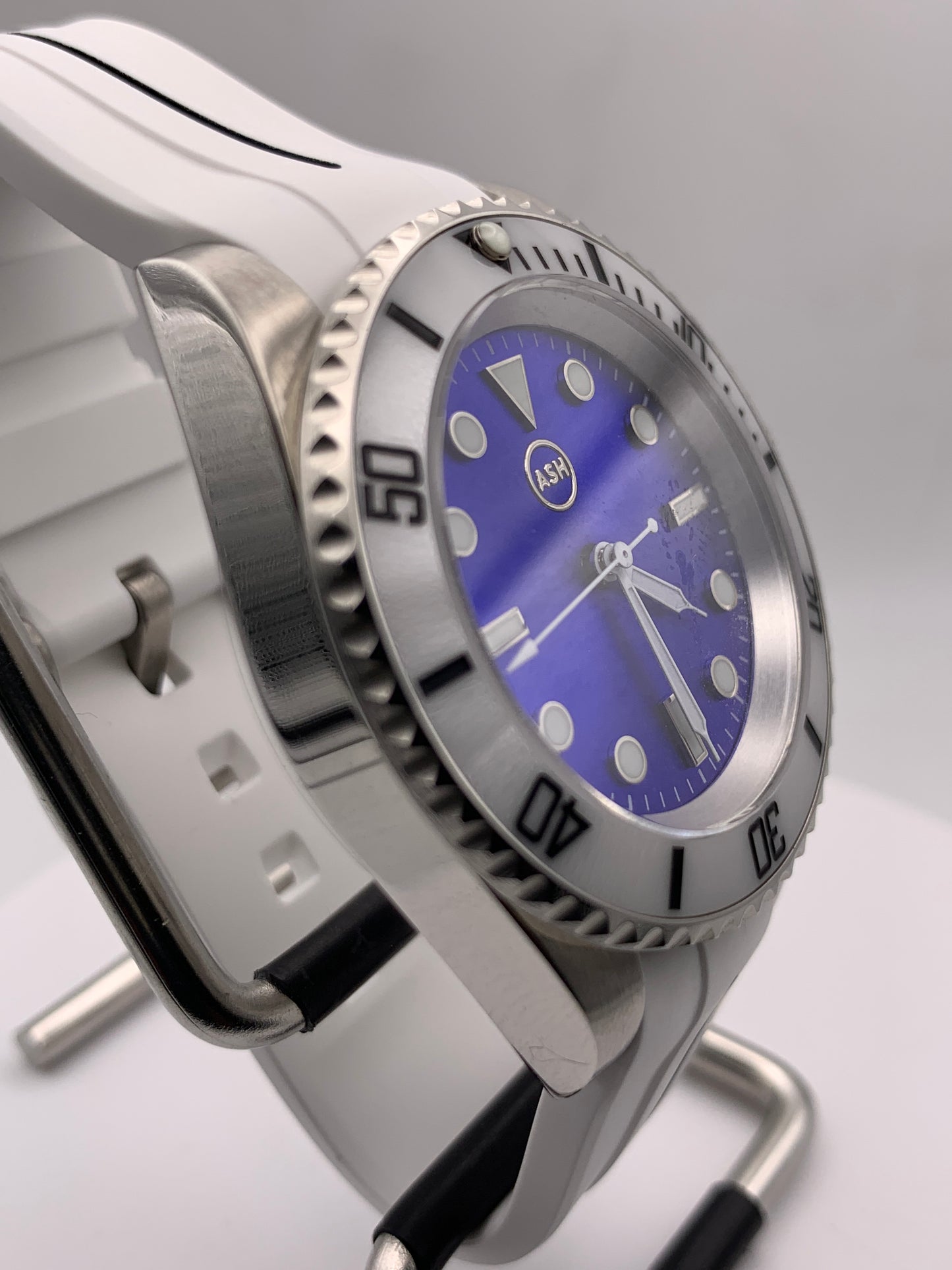 Bumbles Bounce. 41mm stainless steel case. Sapphire crystal. Seiko NH38.
