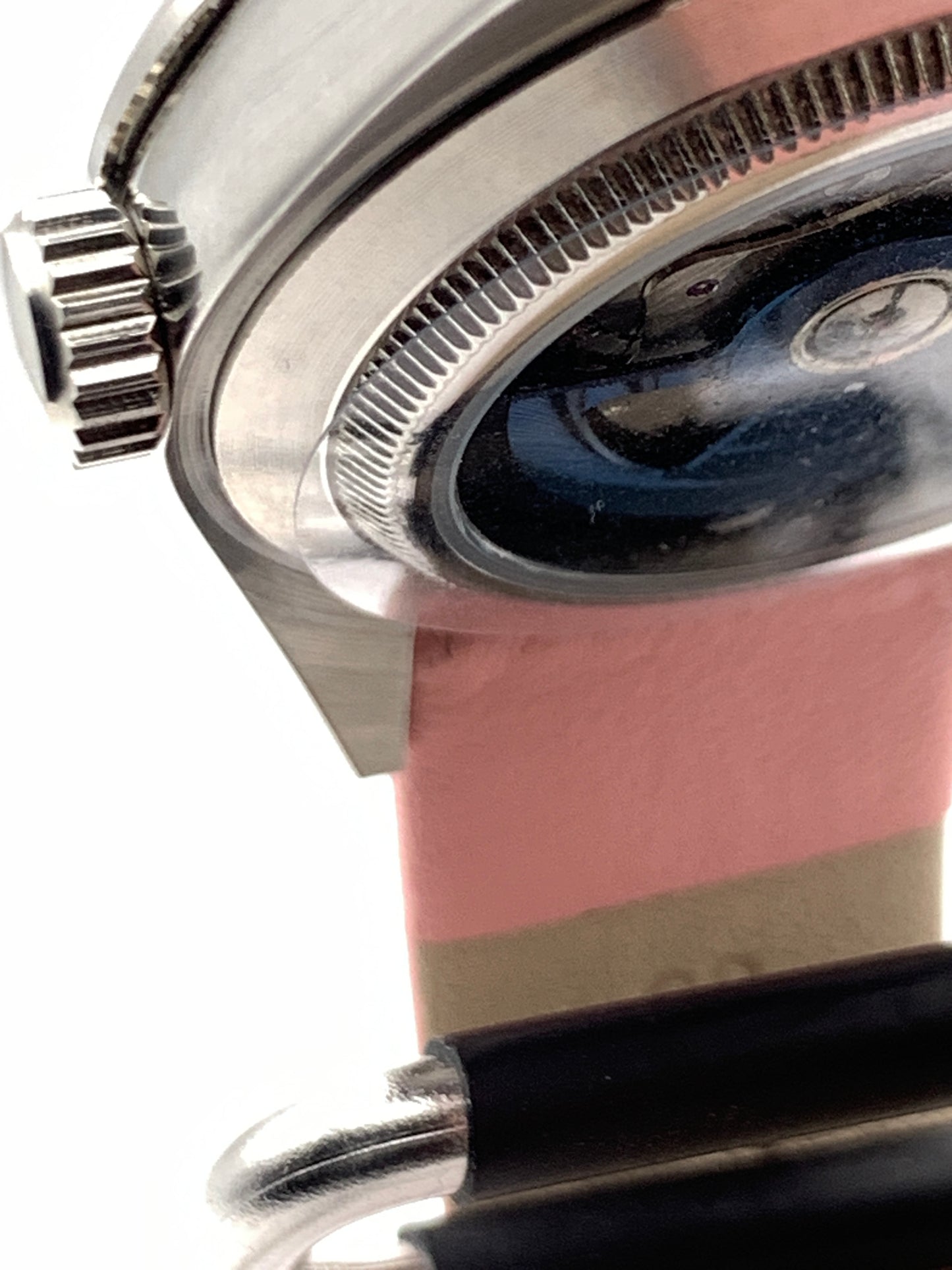 Versailles 1.1 - 39mm Stainless steel case with red gasket. Sapphire crystal. Exhibition case back. Seiko NH38 with blue rotor.