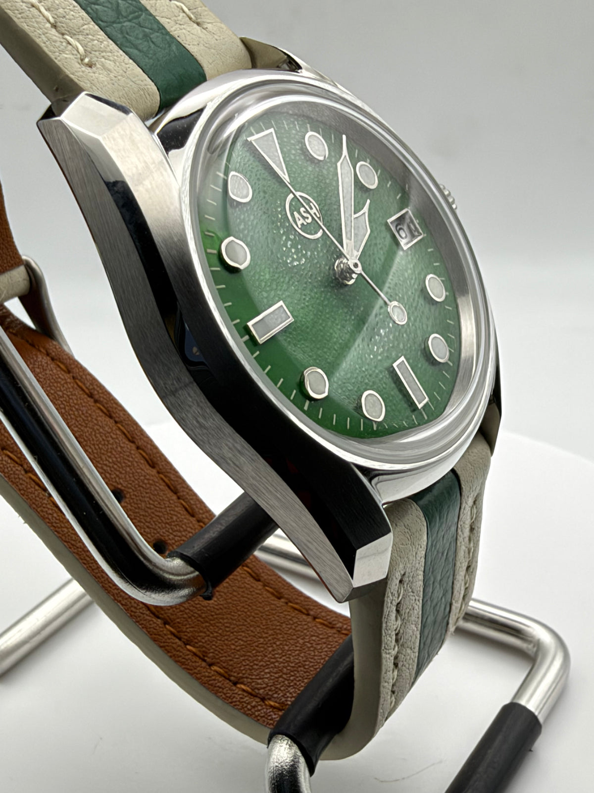Andy 1.4 - 38mm Stainless steel. Double dome sapphire. Green MOP dial. Seiko NH35.