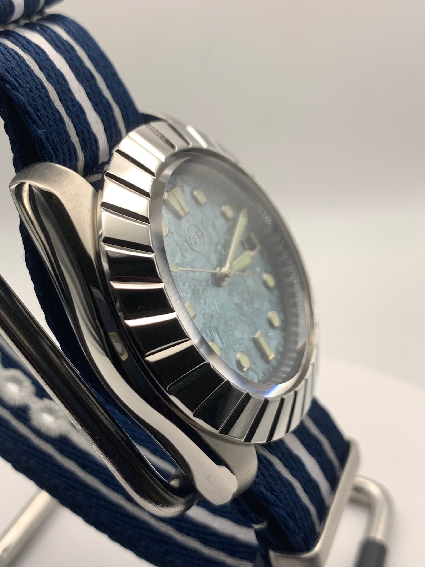 Pinwheel. 41mm Stainless steel case. Crystal titanium dial. Sapphire crystal. Unidirectional bezel. Seiko NH35.