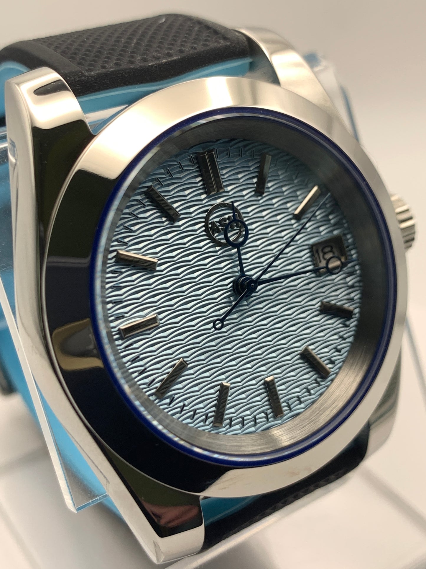 Frostbyte. 39mm stainless steel. Textured dial with blued handset. Sapphire crystal. Seiko NH35.
