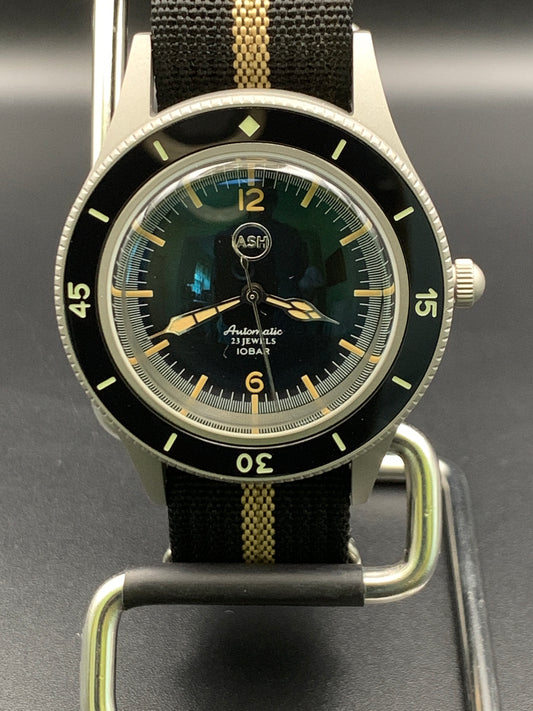 Classic 40mm dive watch.