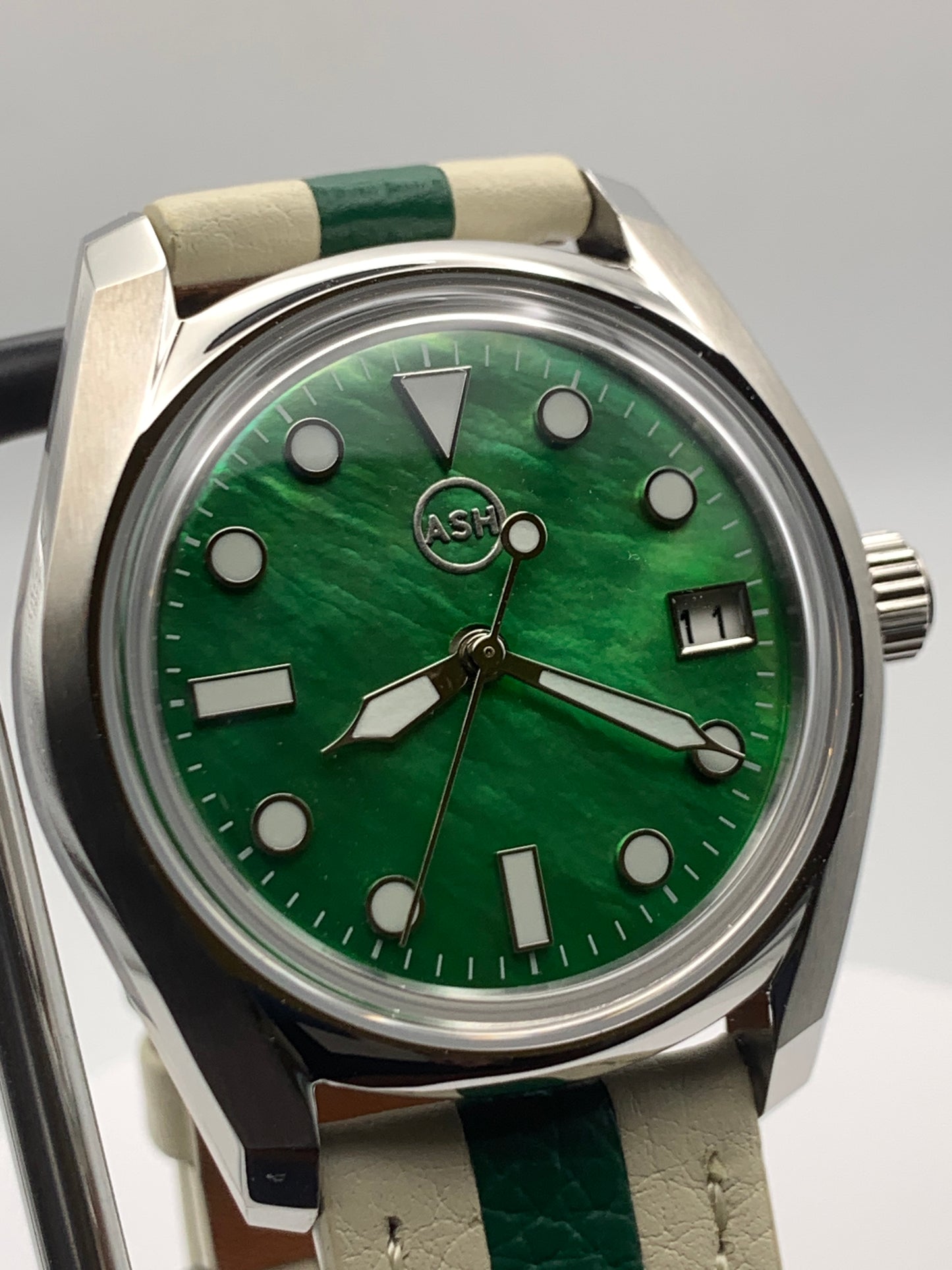 Andy. 38mm Stainless steel. Double dome sapphire. Green MOP dial. Seiko NH35.