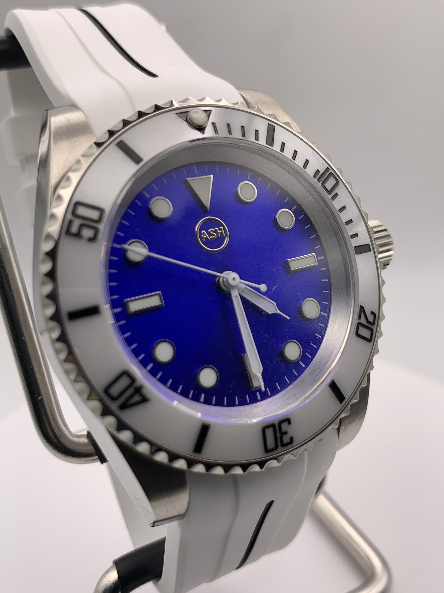 Bumbles Bounce. 41mm stainless steel case. Sapphire crystal. Seiko NH38.