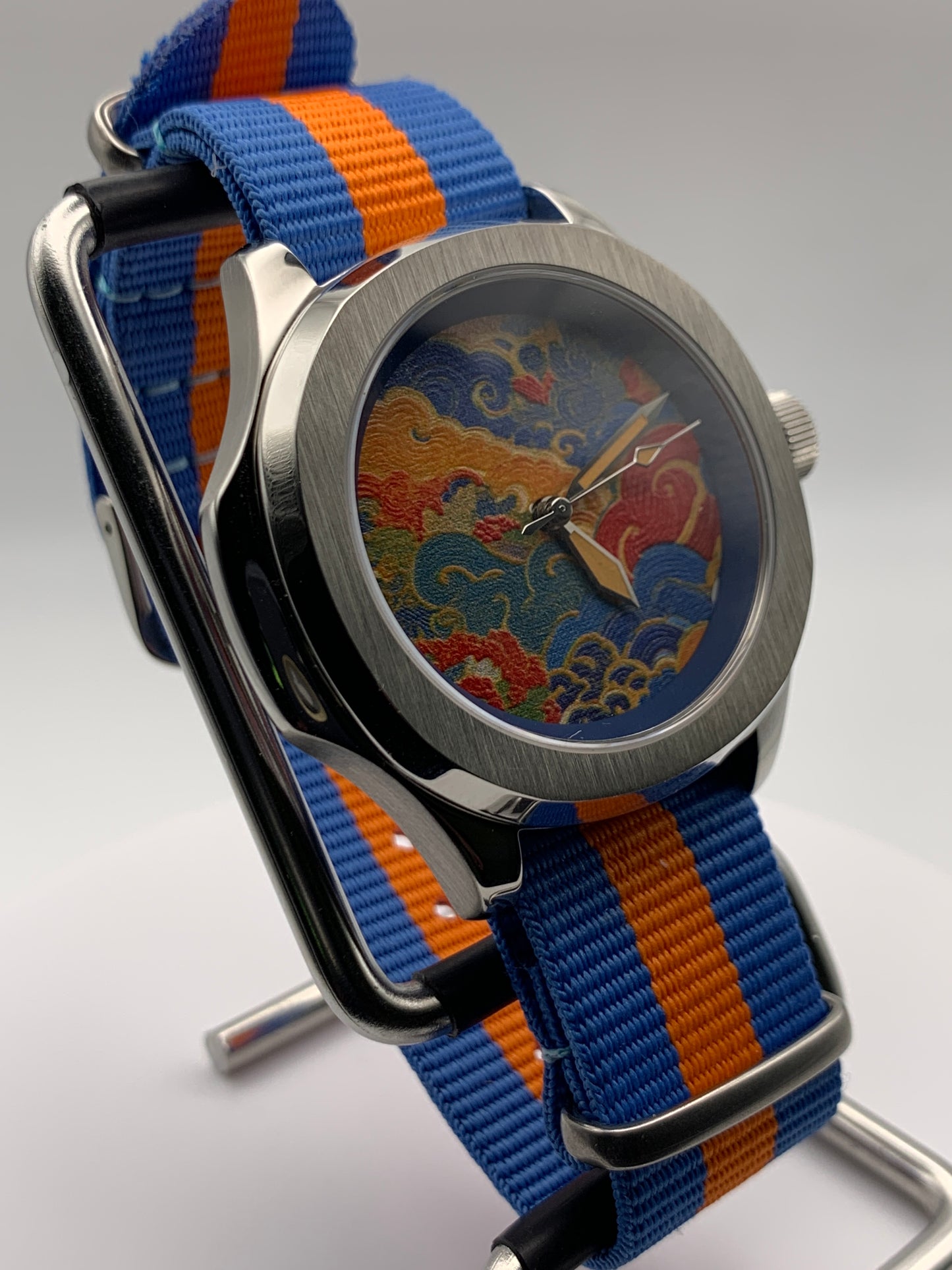 Floating World. B-stock. 40mm Stainless steel case. Sapphire crystal. Seiko NH38. Small flaws on the edge of the dial.
