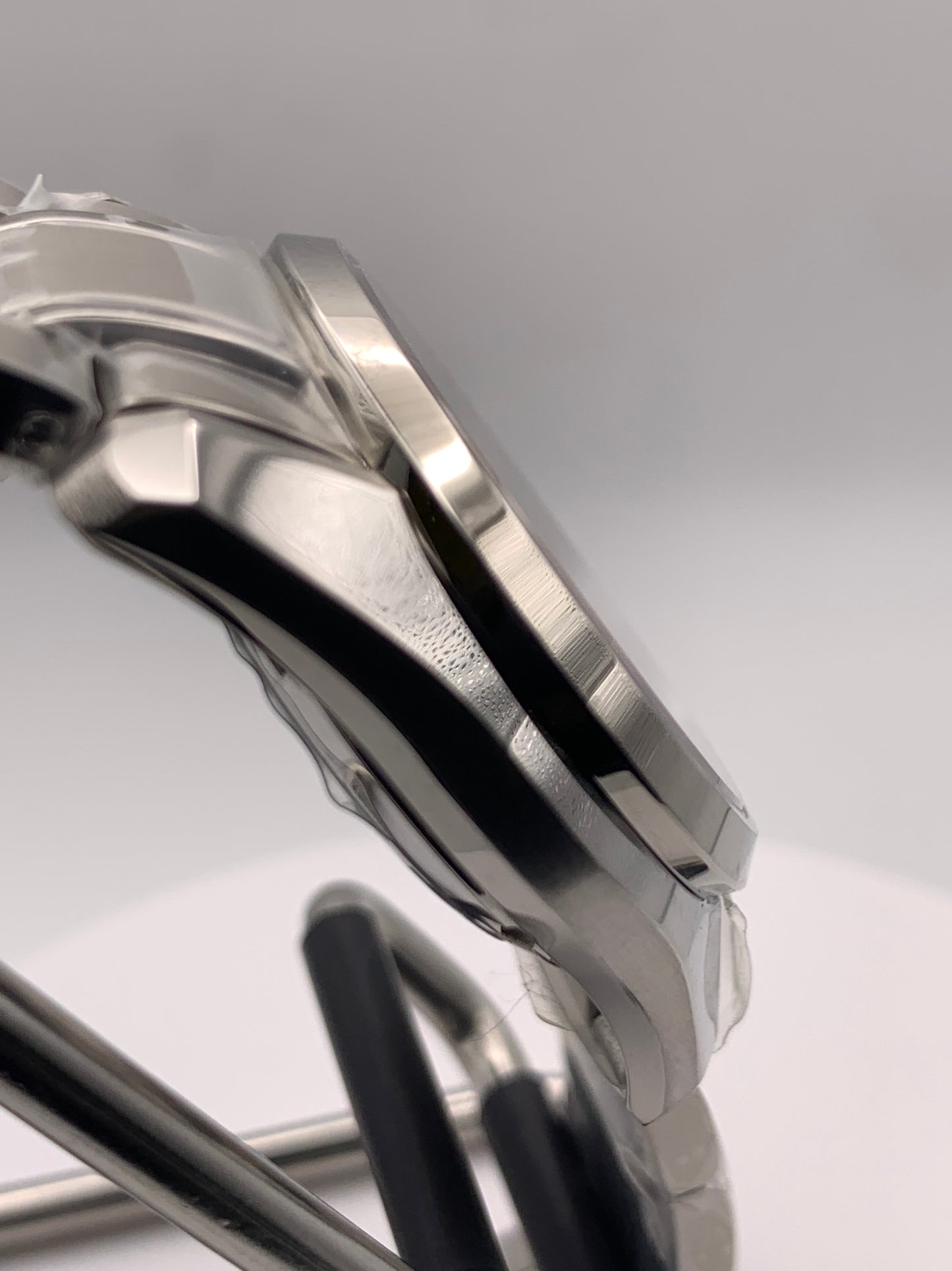 Violet II - 36mm Stainless steel case with matching bracelet. Unique dial. Sapphire crystal. Seiko NH35 automatic.