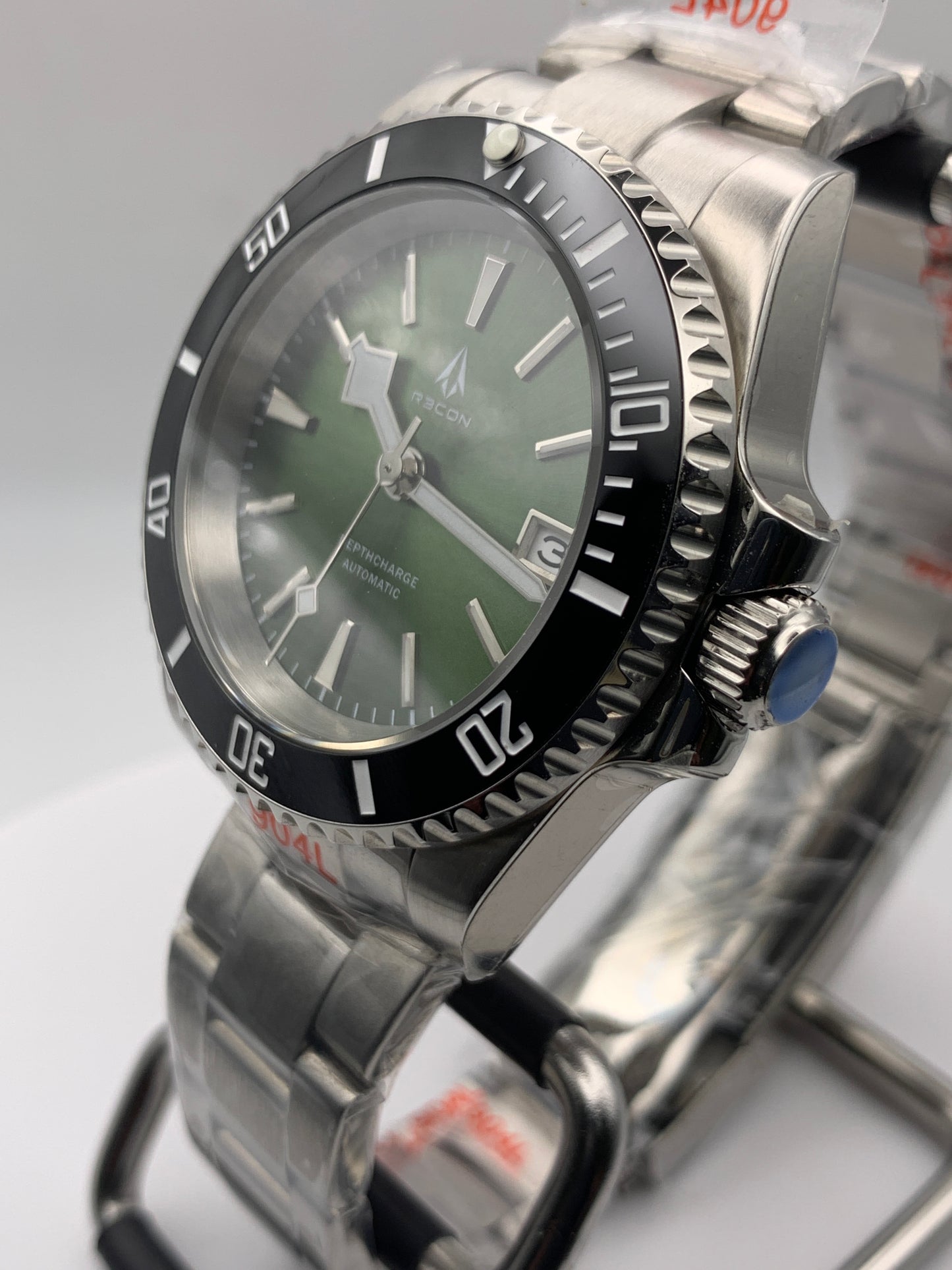 R3CON Collection. Custom green dial watch. 40.5mm stainless steel case. Sapphire crystal. Seiko NH35.