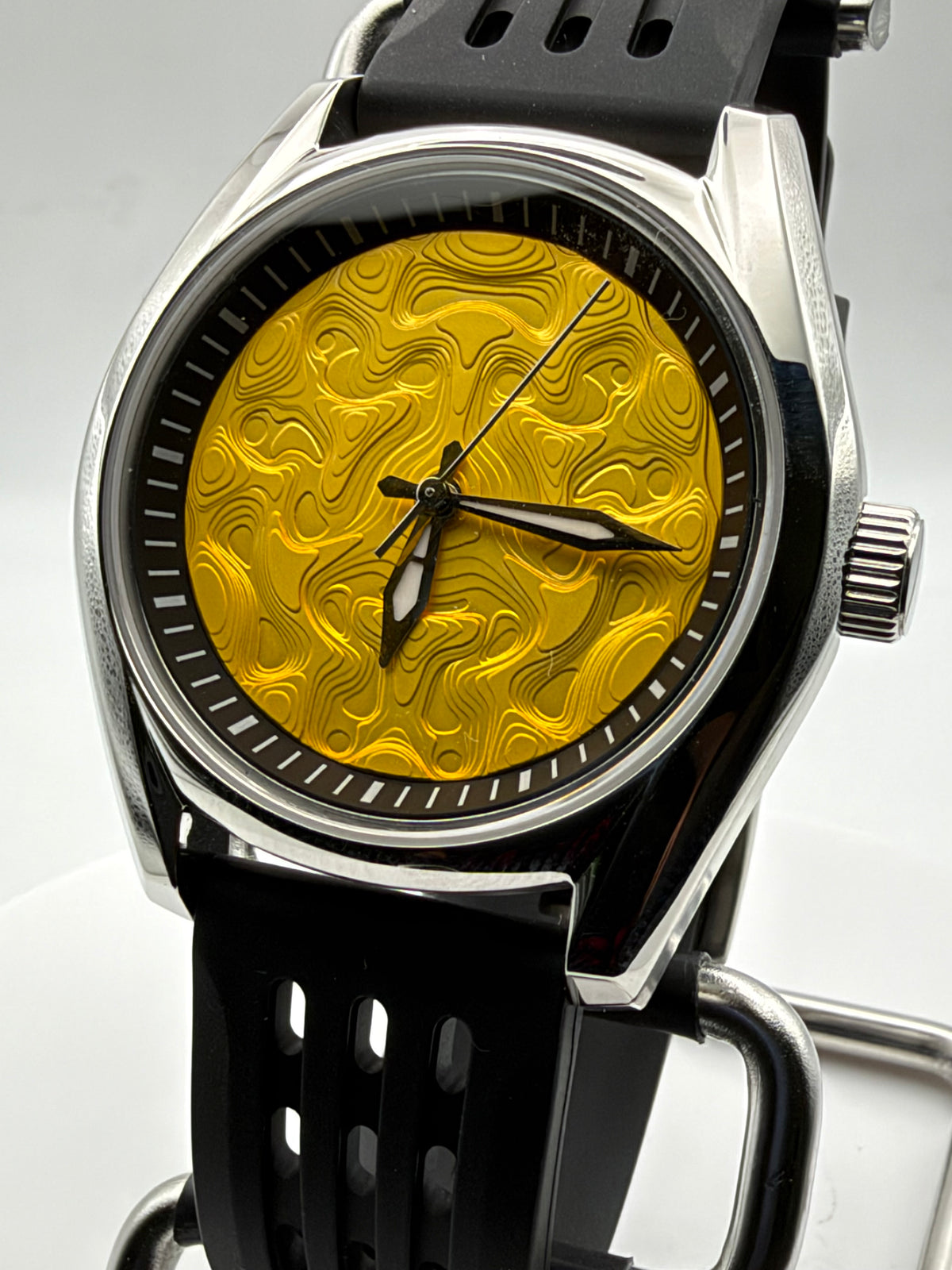 Goldfinger. 40mm stainless steel case. Sapphire crystal. Seiko NH35.