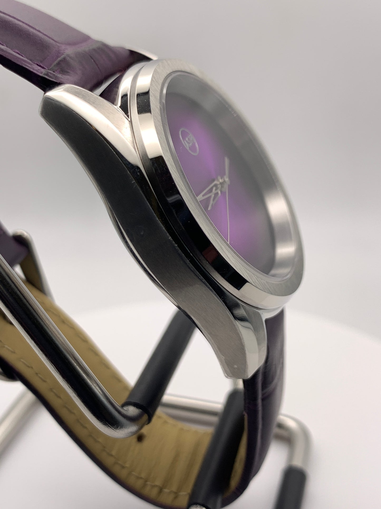 People Eater. 38mm Stainless steel. Sapphire crystal. Seiko NH38. Bracelet and leather strap included.
