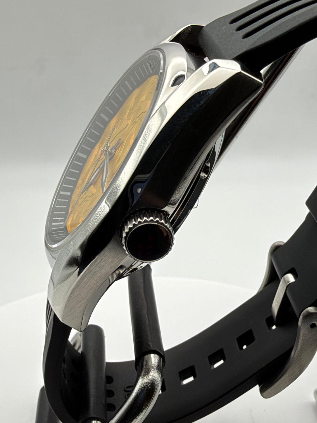 Goldfinger. 40mm stainless steel case. Sapphire crystal. Seiko NH35.