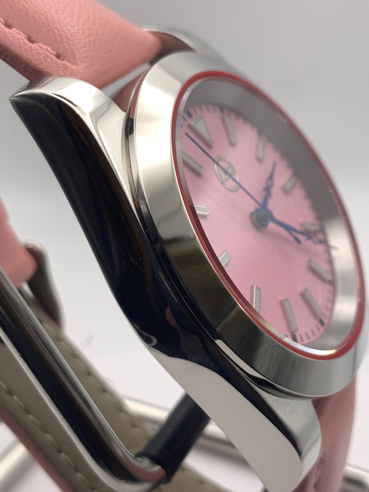 Versailles 1.2 - 39mm Stainless steel case with red gasket. Sapphire crystal. Exhibition case back. Seiko NH38 with blue rotor.