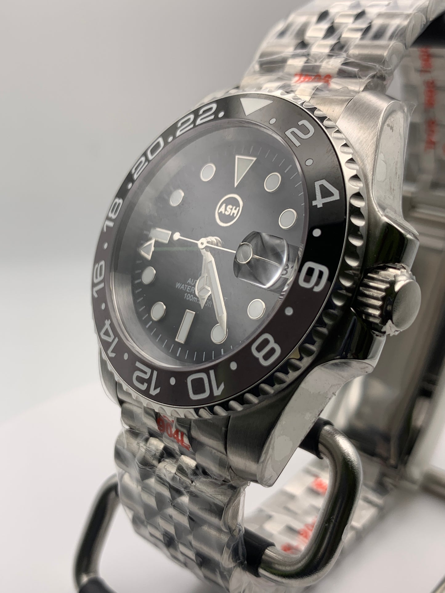 Bruce Wayne. 39mm Stainless steel GMT. Sapphire crystal. Seiko NH34.