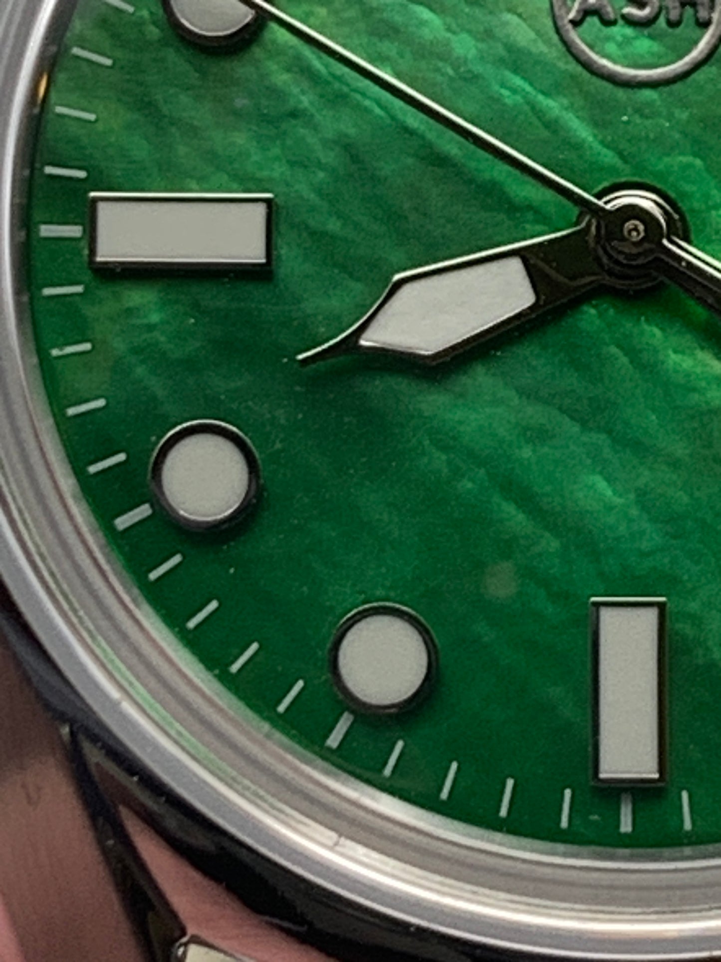 Andy. 38mm Stainless steel. Double dome sapphire. Green MOP dial. Seiko NH35.