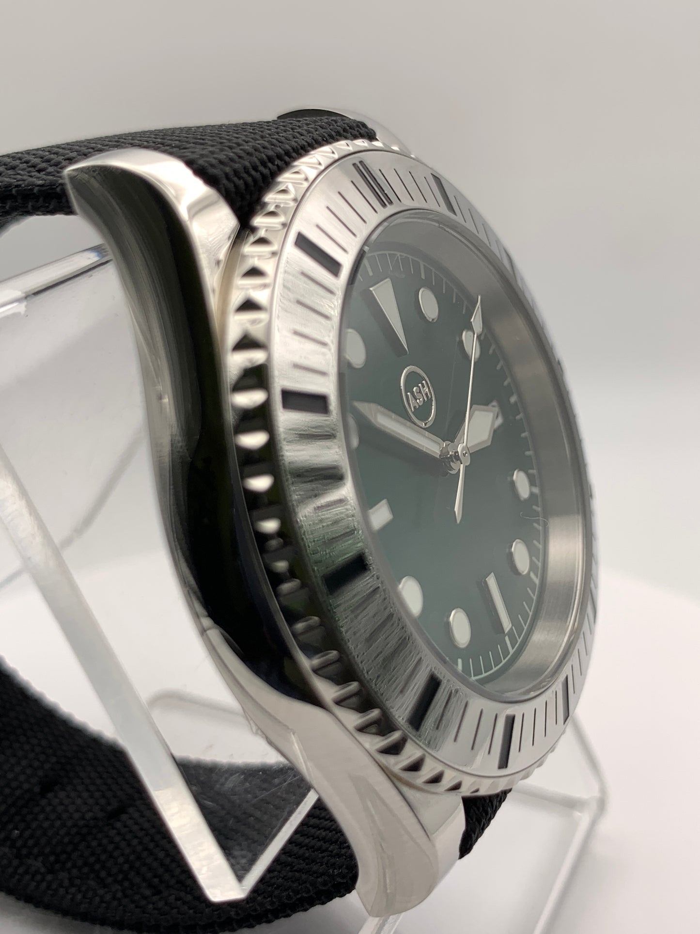 Mirkwood. 42mm Stainless steel case. Fixed bezel. Sapphire crystal. Seiko NH35.