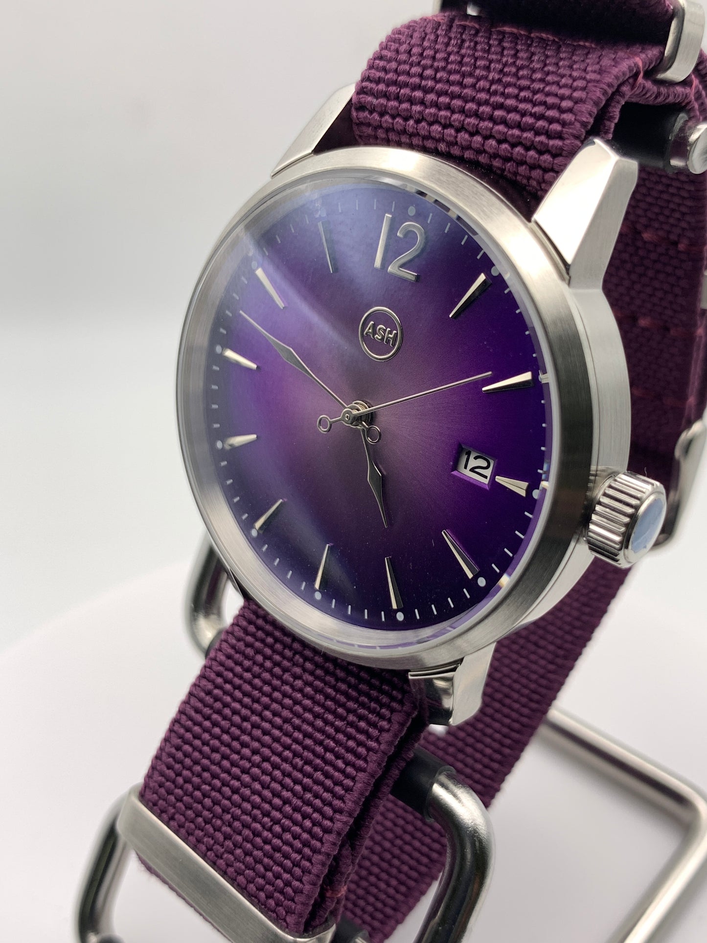 Ultraviolet. 40mm stainless steel case. Sapphire crystal. Seiko NH35.