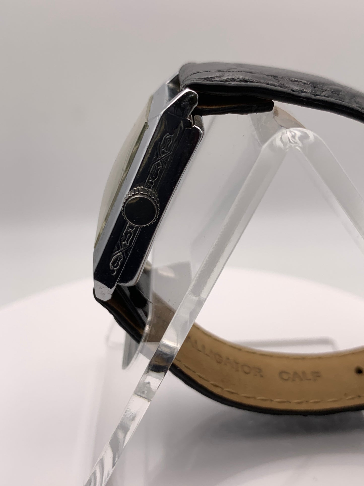 Feather.  Heavy patina vintage hinged brass case. 25 x 33mm. Beautiful figured vintage dial. Acrylic crystal. Miyota 2036 quartz movement.