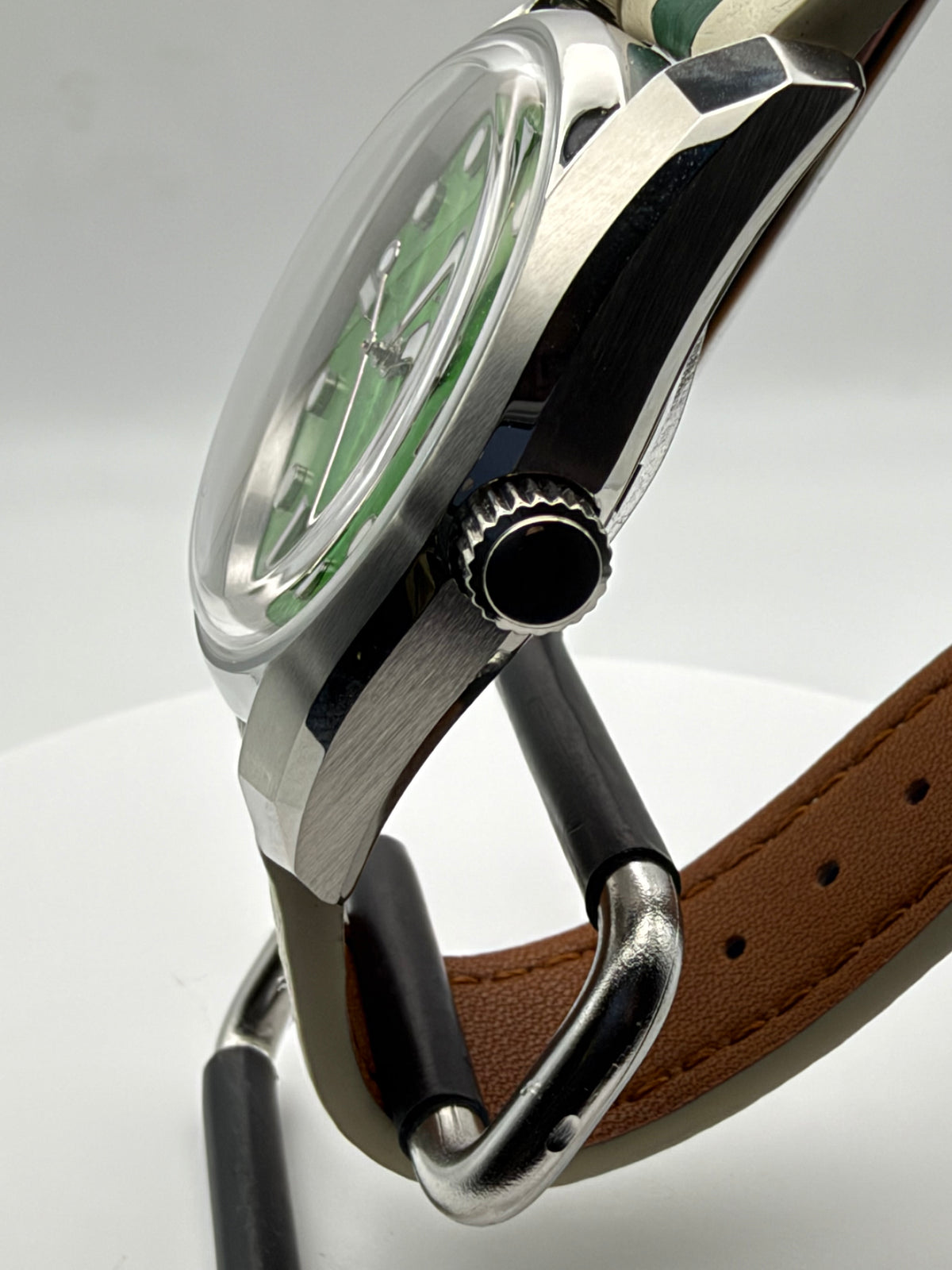 Andy 1.4 - 38mm Stainless steel. Double dome sapphire. Green MOP dial. Seiko NH35.