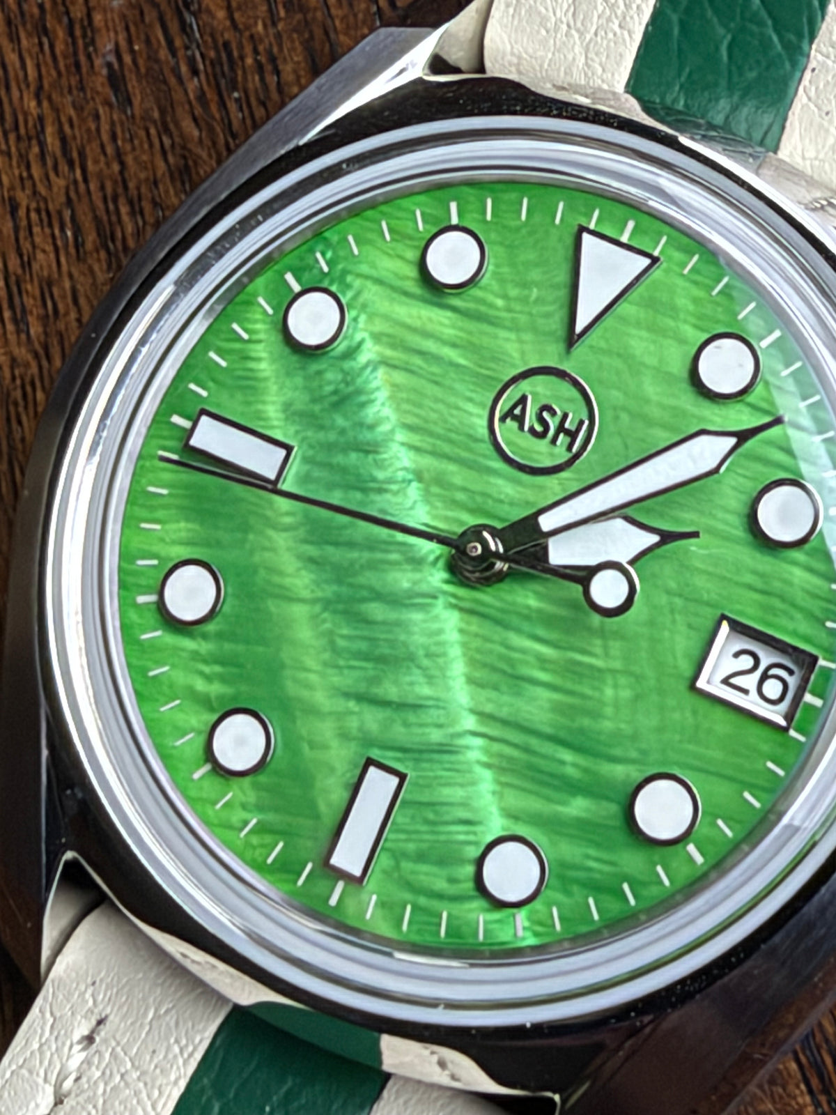 Andy 1.4 - 38mm Stainless steel. Double dome sapphire. Green MOP dial. Seiko NH35.