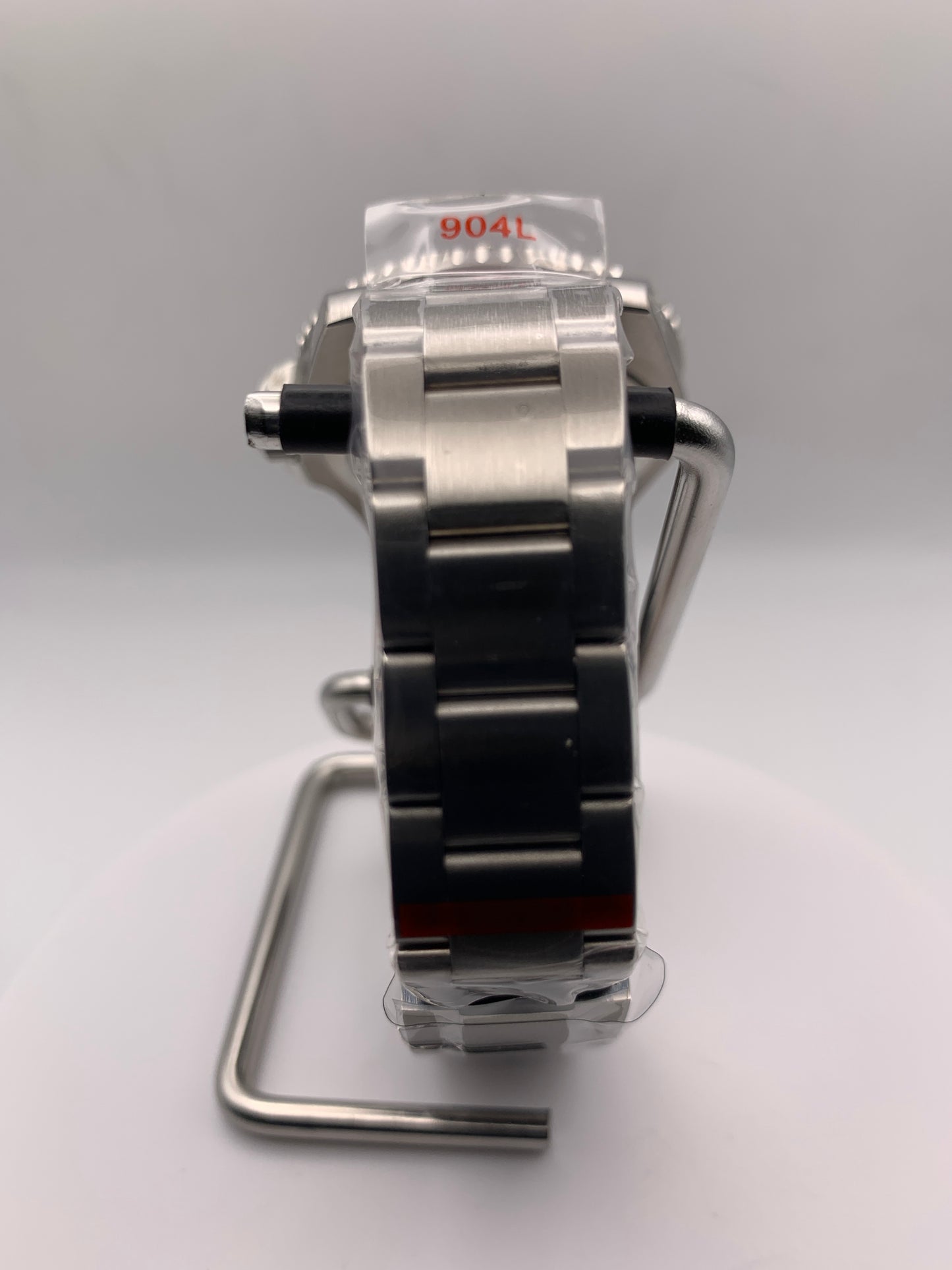 R3CON Collection. Custom white dial watch. 40.5mm stainless steel case. Sapphire crystal. Seiko NH35.