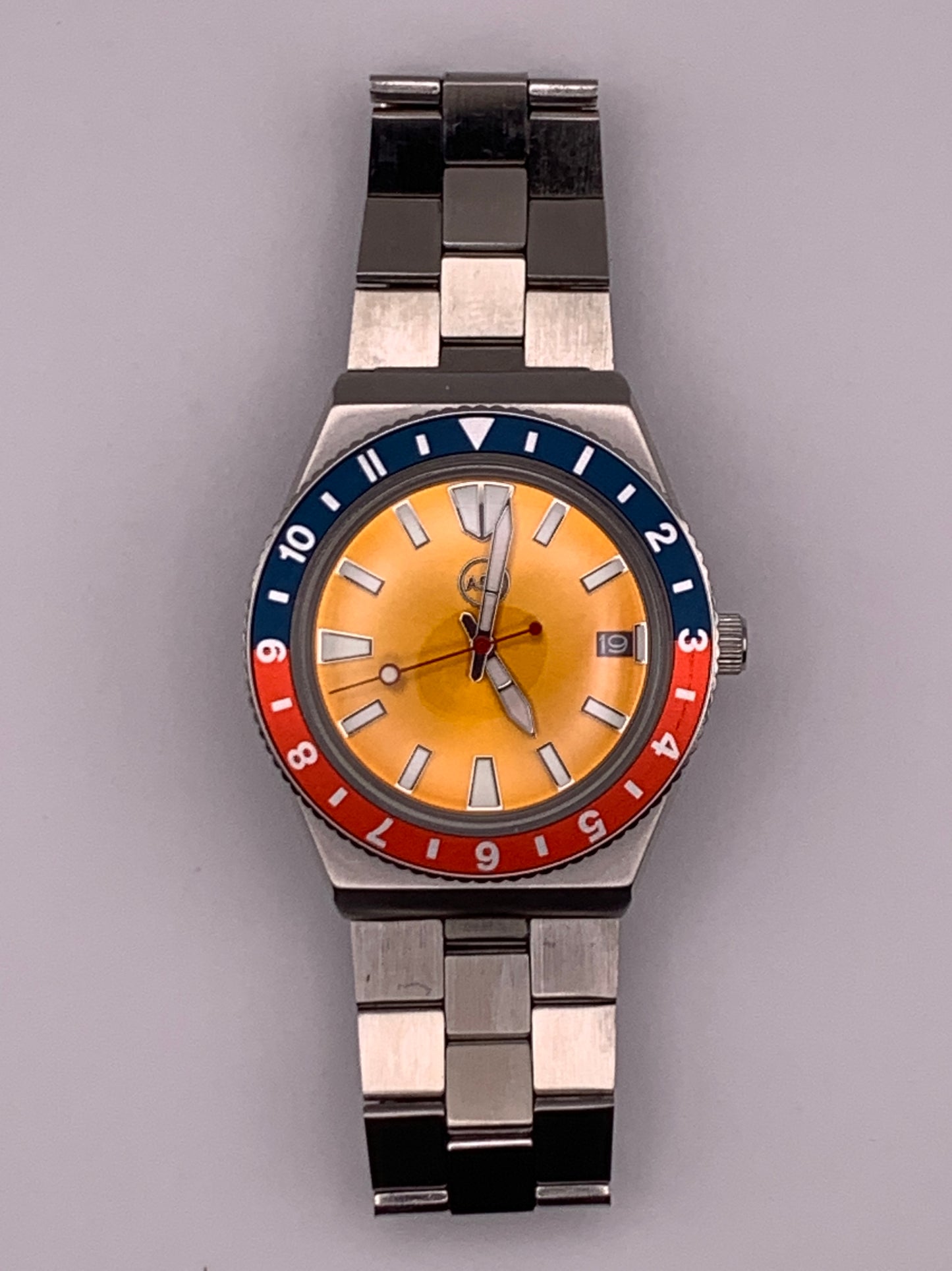 Poguelite. 37mm Stainless steel case. Acrylic domed crystal. Seiko NH35 with black date wheel. NOS vintage bracelet.