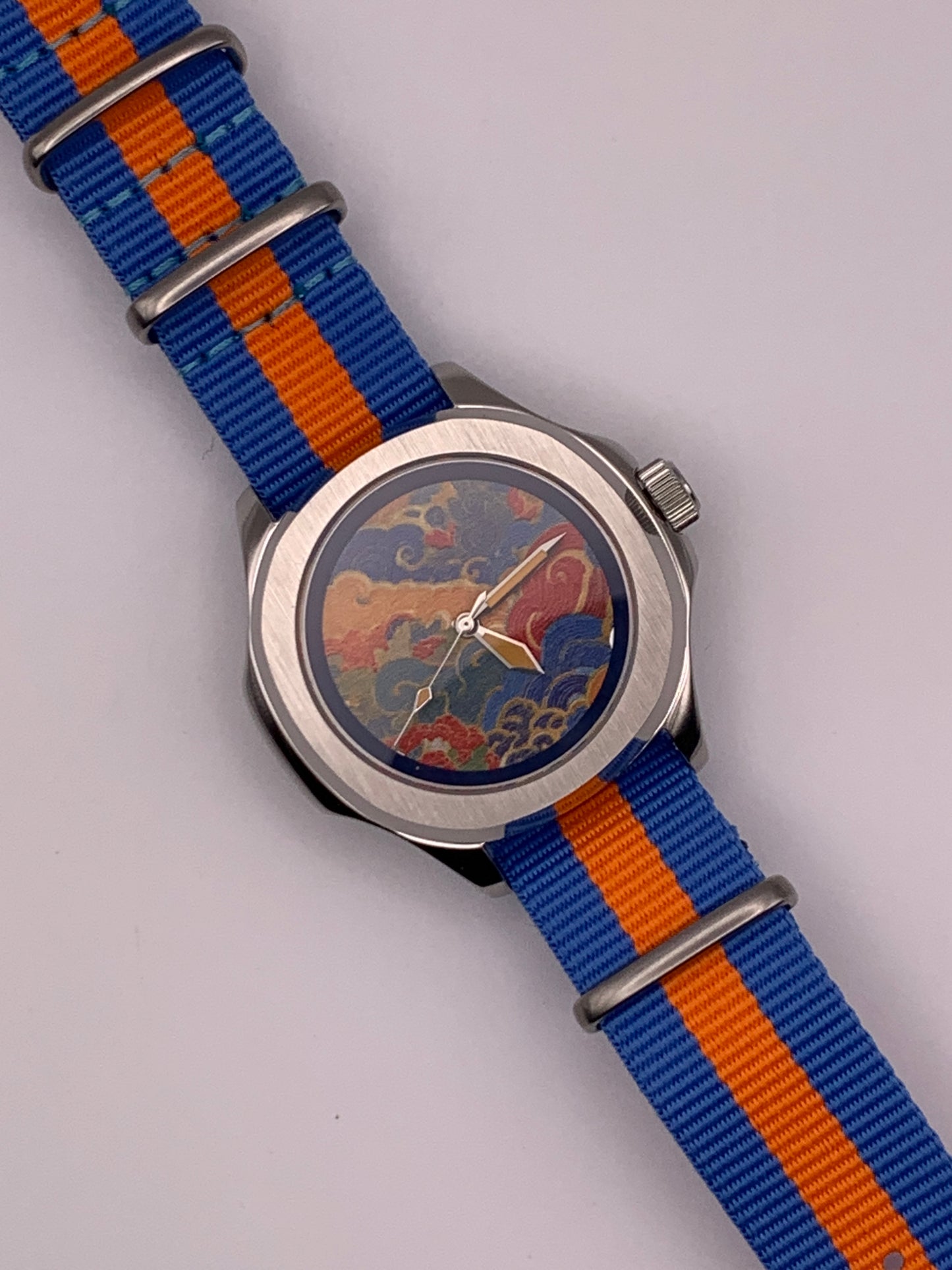 Floating World. B-stock. 40mm Stainless steel case. Sapphire crystal. Seiko NH38. Small flaws on the edge of the dial.