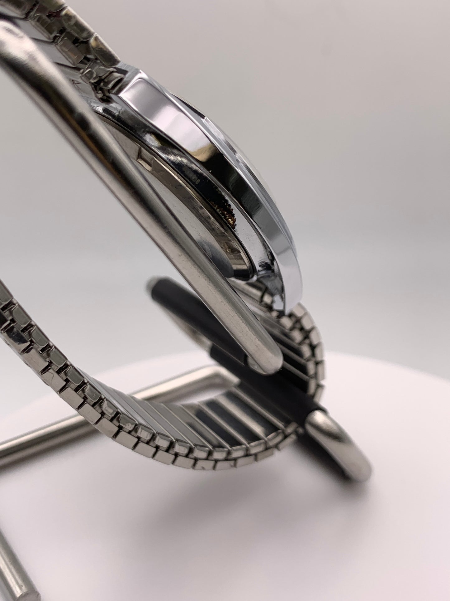 Neo Vintage Collection. Sport watch.NOS Gruen case. Blue dial, vintage expanding bracelet.