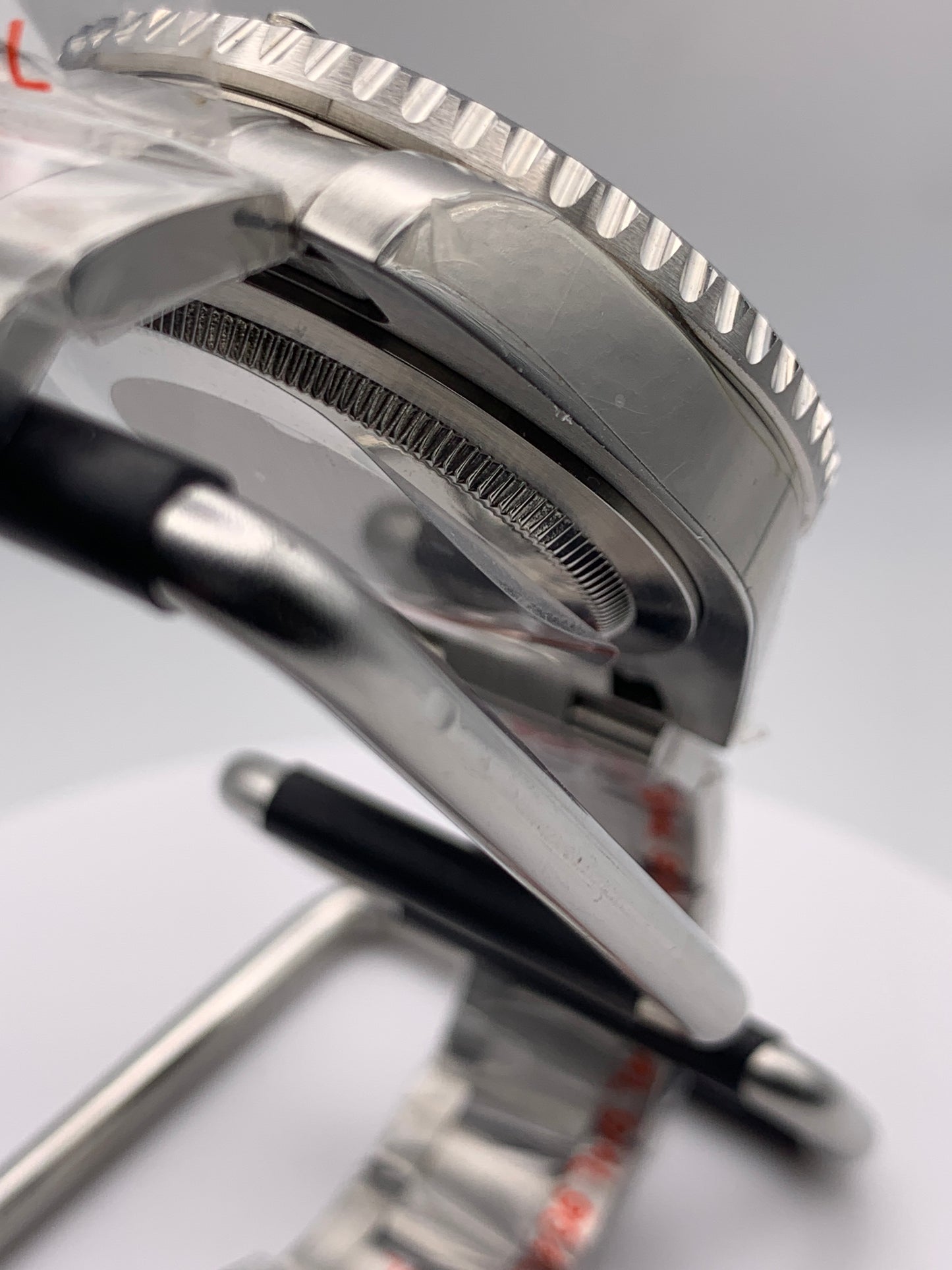 R3CON Collection. Custom green dial watch. 40.5mm stainless steel case. Sapphire crystal. Seiko NH35.