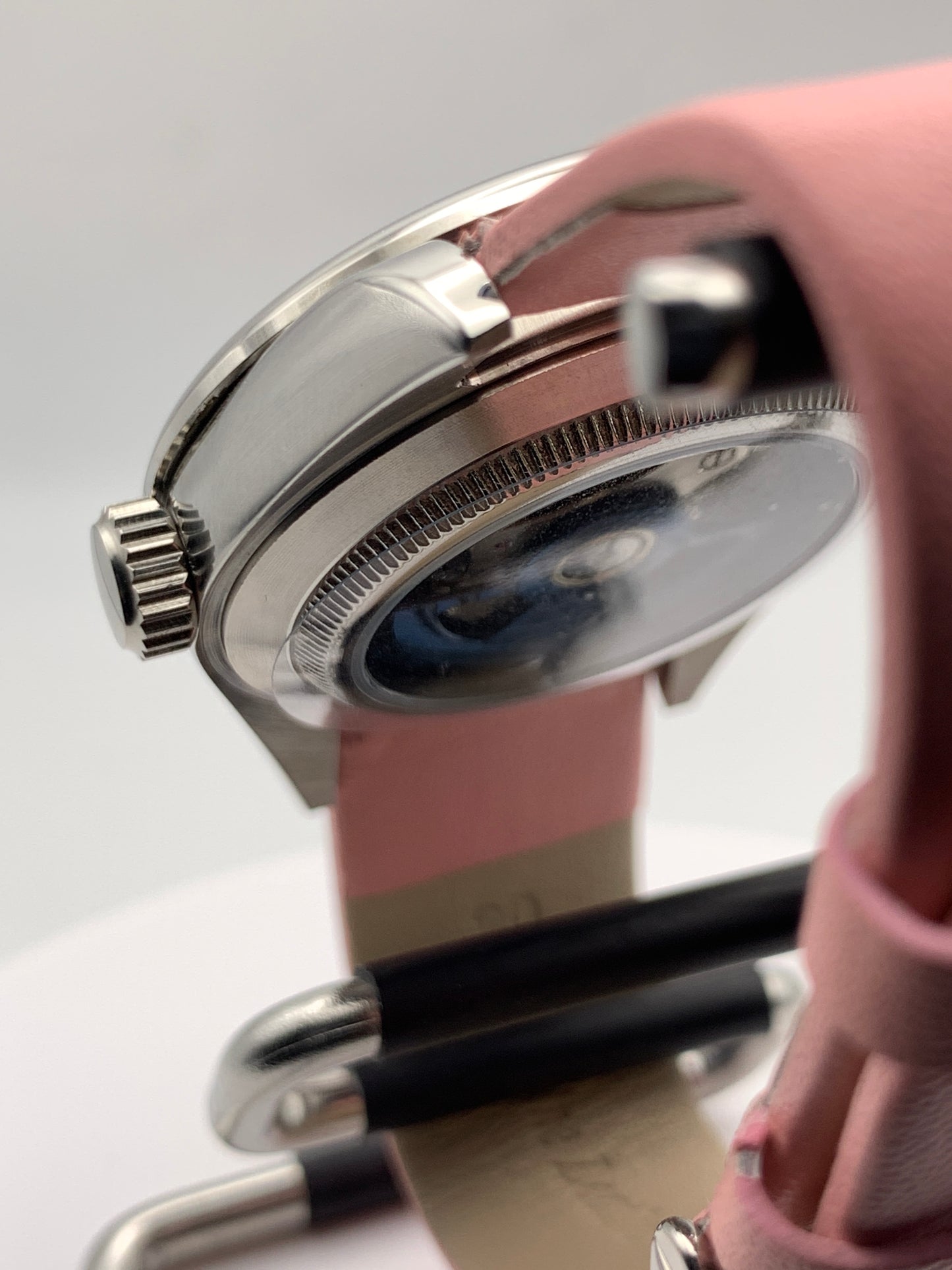 Versailles 1.1 - 39mm Stainless steel case with red gasket. Sapphire crystal. Exhibition case back. Seiko NH38 with blue rotor.