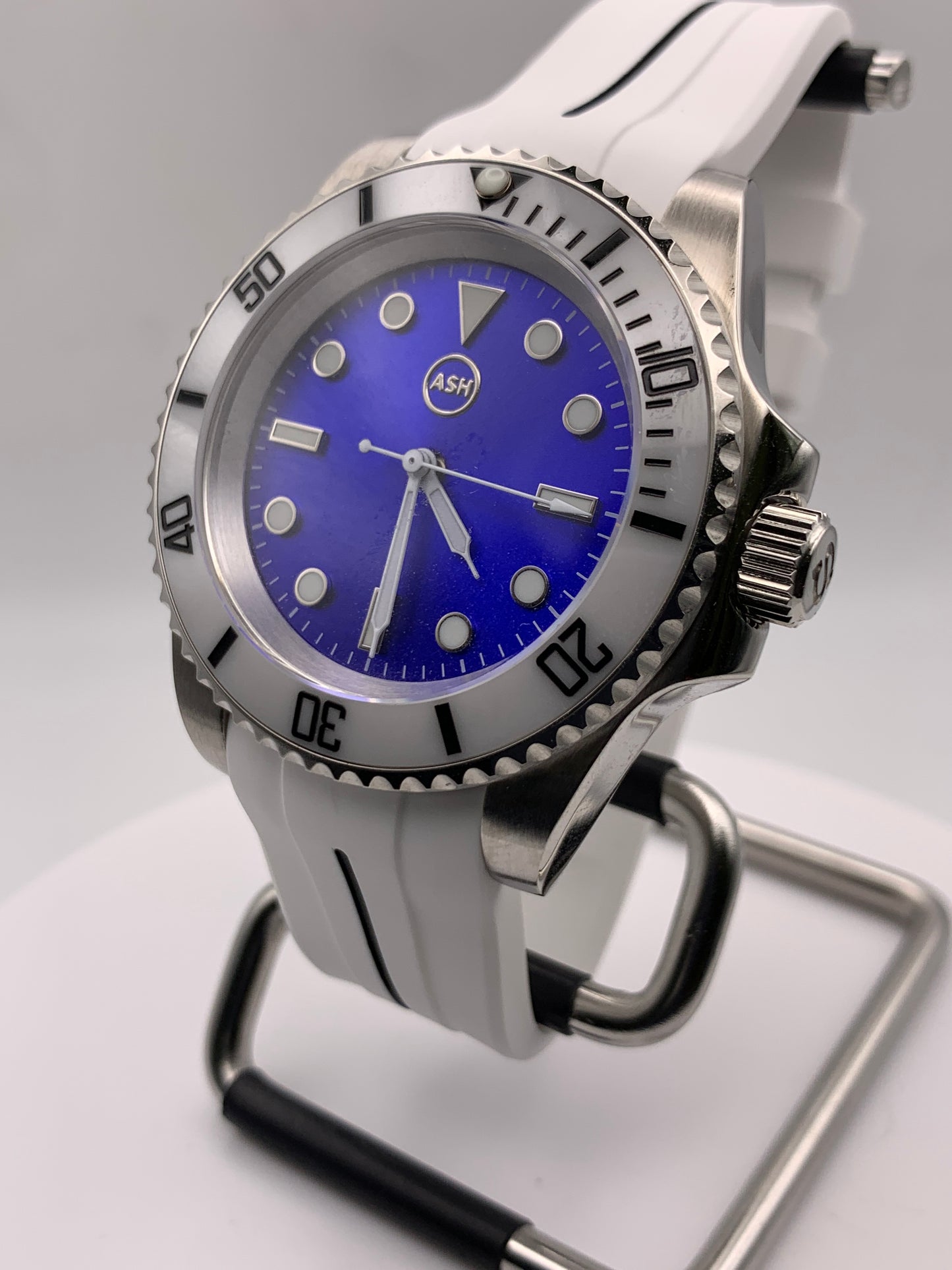 Bumbles Bounce. 41mm stainless steel case. Sapphire crystal. Seiko NH38.