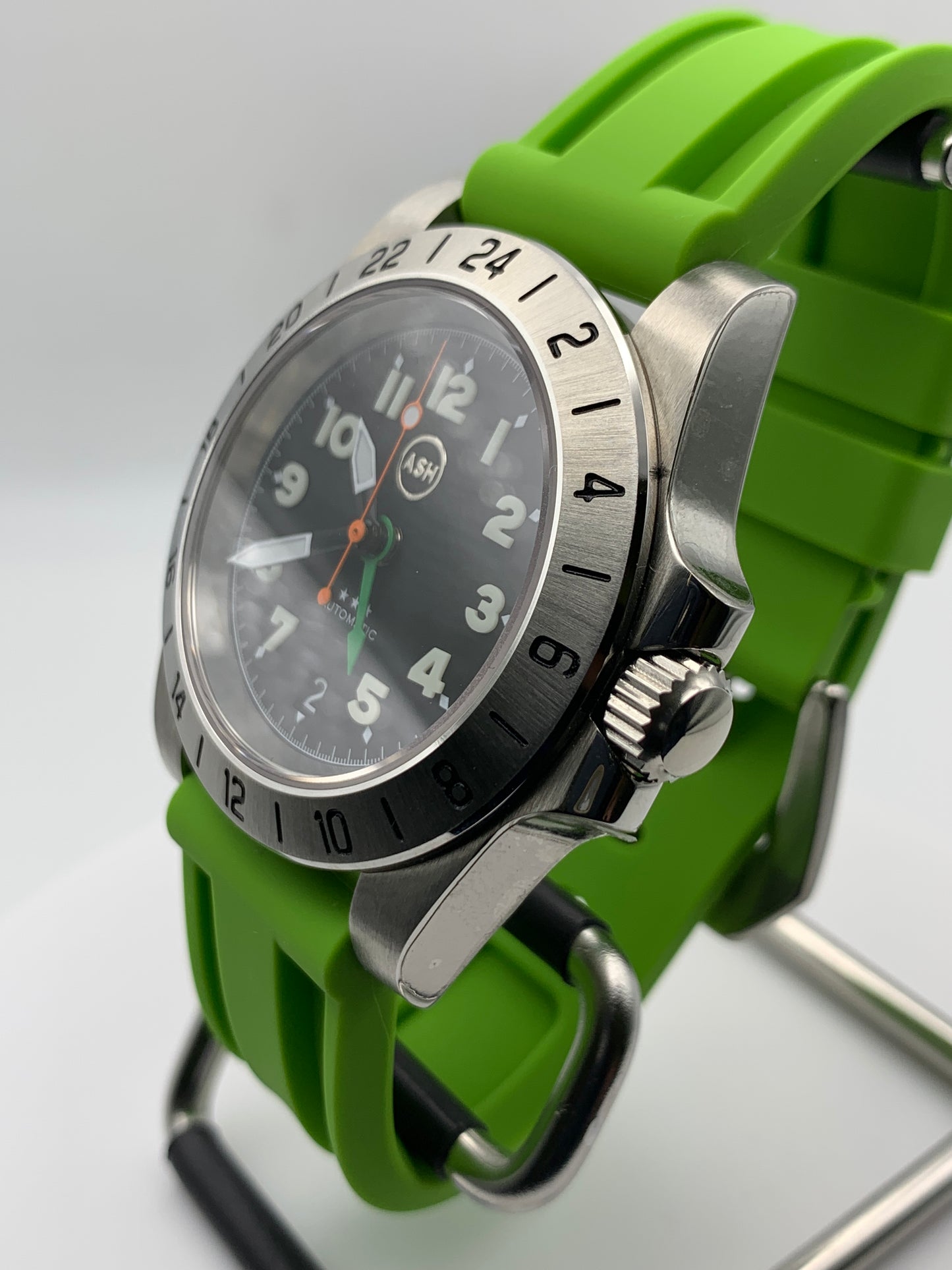 Gavin. 39mm Stainless steel GMT case. Sapphire crystal. 6 o’clock black date. Green and orange appointments. Seiko NH34.