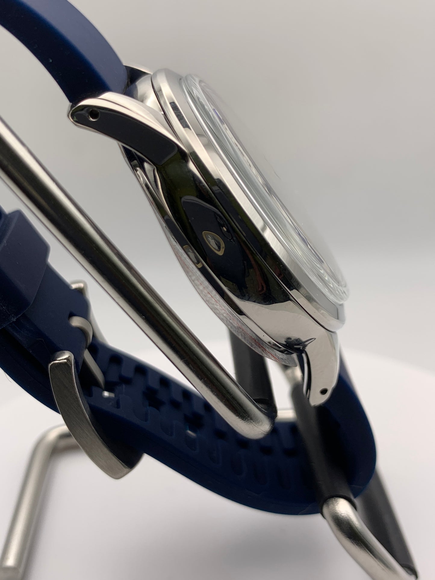 The Yankee 1.1 - Blue, silver and white livery. 39mm stainless steel case. K-1 mineral crystal with AR. NH35 automatic.