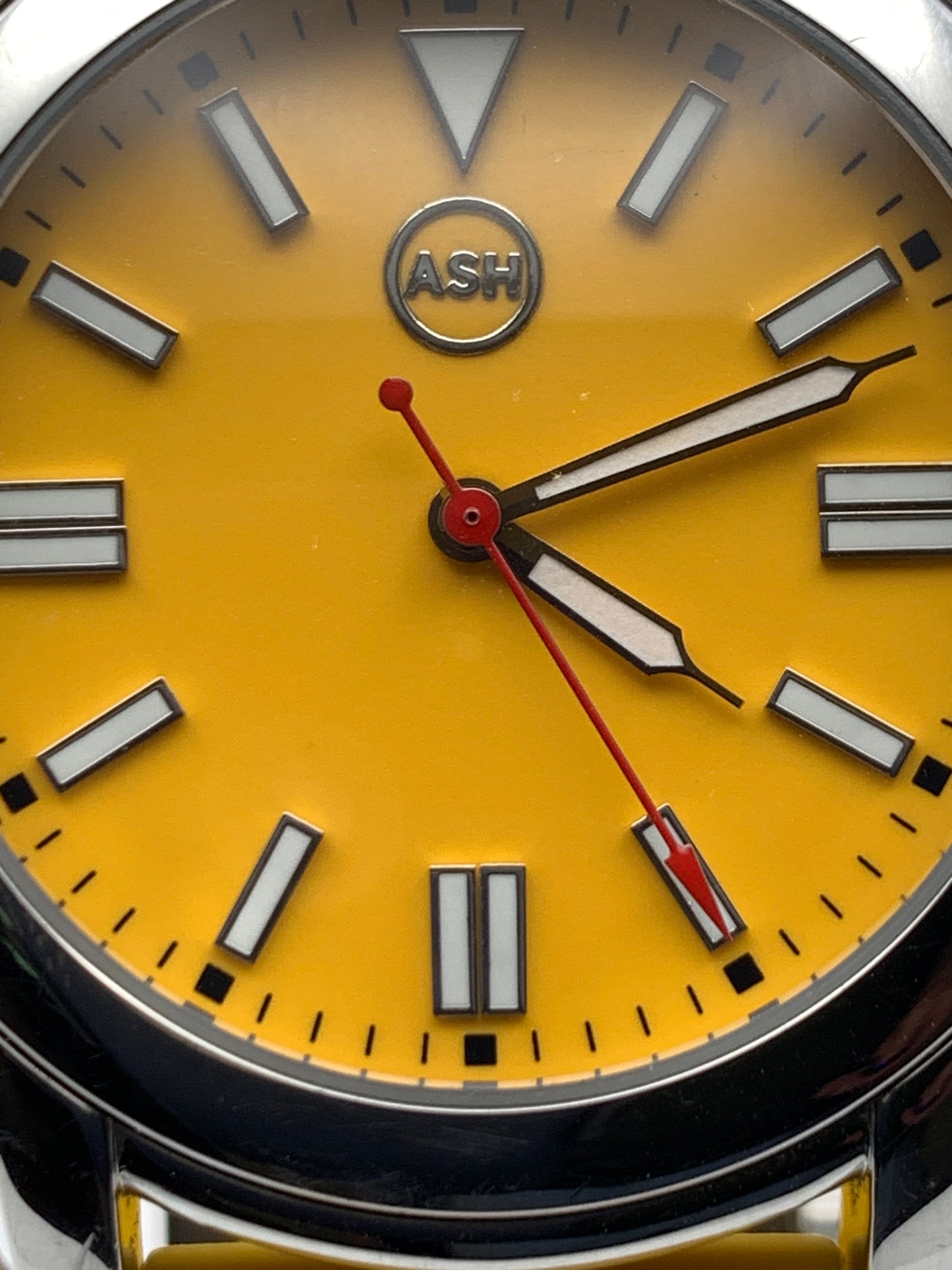 Mellow. Custom resto-mod. 41mm stainless steel. Sapphire. Seiko VH31.